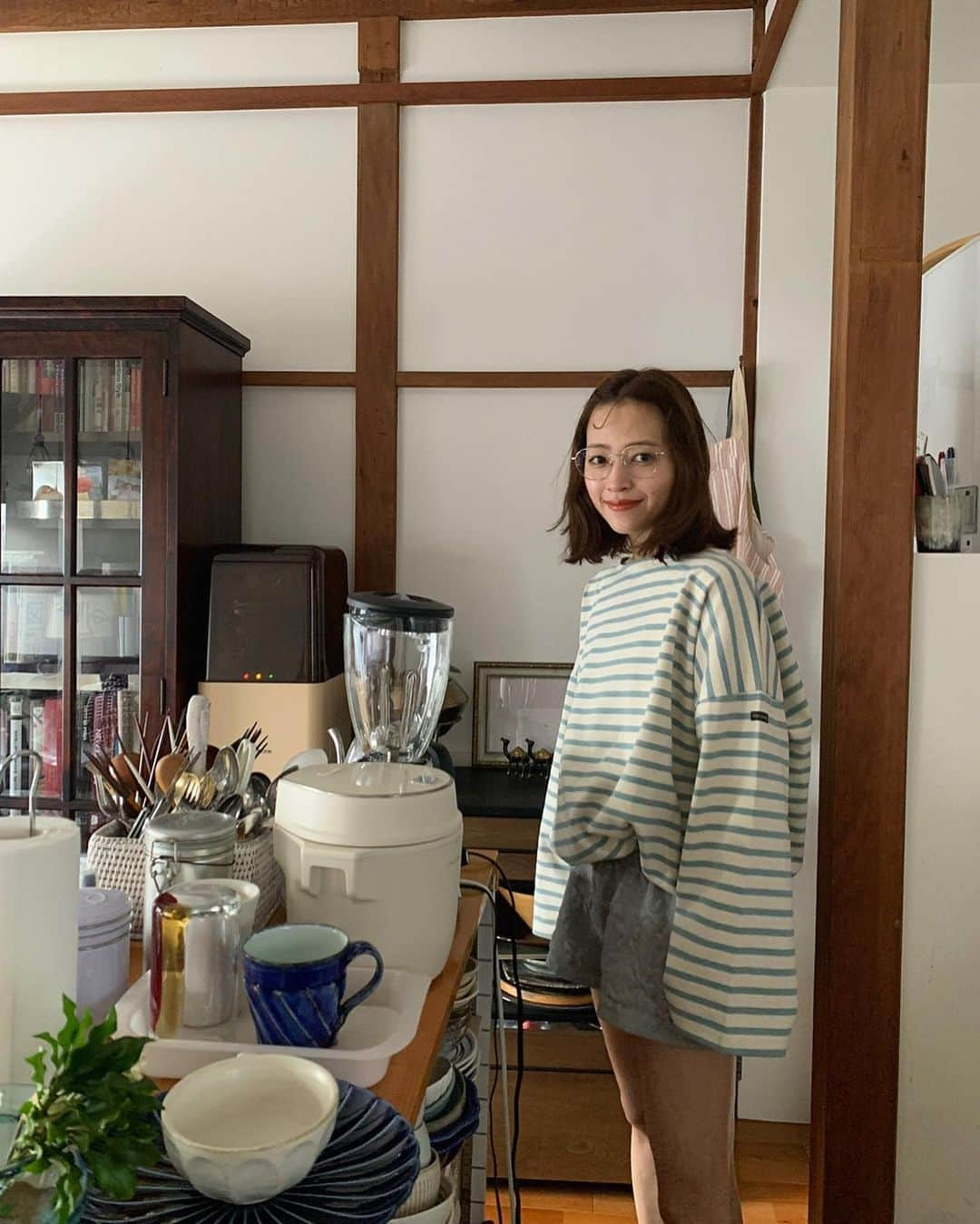 前坂美結のインスタグラム：「久々のお家時間投稿🩵✨　  . 最近少しバタついてたから、 お家で過ごす時間があるととっても落ち着く😌　 昔からお家大好きだからな〜〜　  . 写真たちの詳細↓  1枚目で着てるお洋服は @slobeiena × @leminor.fr 🇫🇷 前にピンクのボーダーを買って愛用してるから、 次は秋物のサックスブルーのボーダーを🩵 オーバーサイズがほんっと可愛くて。生地もしっかりめ◎   3枚目はそろそろiPhoneケースを変えたいなと思って また切り絵して透明ケースに挟んでみた！ やっぱりオリジナルが好きだな〜(切る作業は得意の旦那さんが)   4枚目のお皿は岐阜県土岐市のとっても素敵な @kanekokohyo のお皿。1枚目でもチラ見えしてる🍽️  白いのは #rinka 大きなお皿は #ぎやまん陶 ♡   5枚目は #morinoki のナイフたち✨　 刃物といえばな、岐阜県関市の包丁なの。 切れ味◎なのはもちろん、可愛くて可愛くて。　  #岐阜県 出身だから、お皿とか、包丁とか、こういう素敵な商品があるとつい欲しくなってしまう🥰地元愛。。  7枚目は @omochabako.beauty.official とか @bio_c_bon_japon で扱ってるオーガニック100%の #ハーブティー 🌿これは洗い物の途中での休憩に🍵最高　  8枚目は @sincere_garden で扱ってる #earthandstove のバスソルト。屋久島の塩と、クリスタルが入ってて特別な日やゆーっくりお風呂でリラックスしたい…って時に✨大大大人気で、完売しまくりみたい。  9枚目は @byurjapan のパックたち。みんな大好きだよね☺️トナーパッドをQOO10のセールで買ったから、そちらも使うの楽しみ〜♡   10枚目はお気に入りの料理本たち🍳一度ハマるとそればっかり作っちゃうんだよな〜☺️あるあるだよね？　  . また長くなってしまったね🍂 #おうち時間 #大好き  #🩵 #🏡」