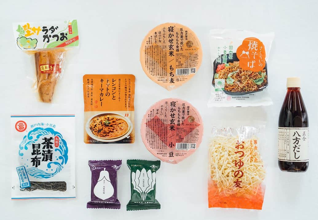 FOOD&COMPANYさんのインスタグラム写真 - (FOOD&COMPANYInstagram)「. . “私たちのリアルな愛用品、大集結。 FOOD&COMPANYオリジナル・アソートセット”  ずらりと商品が並ぶ店内で、お客さまから「スタッフさんのおすすめはどれ？」とご質問をいただくこともしばしば。お店の商品はもちろんどれもおすすめなのですが、中でもスタッフが絶対に外せない！ぜひ食べていただきたい！というアイテムを集めてオリジナルセットを作りました。  本日より、4種類のアソートセットがオンラインストアにて販売スタートします！店頭で長く愛されているロングセラーアイテムから、実はリピーター多数の隠れ人気アイテムまで。セットでご購入いただくと、単品で購入するよりもお得な価格になっています。  1. ラクチンうれしい お助けセット 2. みんな大好き おやつセット 3. 贅沢ランチに イタリアンセット 4. 和の定番 ベストセラーセット  さらに、「この食材、どうやって使うの？」「何が魅力なの？」そんな質問にお応えすべく、セットに含まれる食材の活用法や魅力をご紹介するコンテンツもご用意していますので、ぜひお楽しみに！オリジナルセットは、店頭でもご購入いただけます（※）ので、ぜひ贈り物や手土産にもご活用くださいね。  ※店頭では、2週間に一度セット内容が入れ替わります。現在販売している『みんな大好き おやつセット』は9月19日まで。新宿店では販売しておりません。ご了承くださいませ。  @foodandcompany_neighbors   - - - - - Special thanks to @miki_rolleilife  #foodandcompany #フードアンドカンパニー #foodandcompanyneighbors #neighbors #foodandcompany #アソートセット」9月11日 20時33分 - foodandcompany_grocery