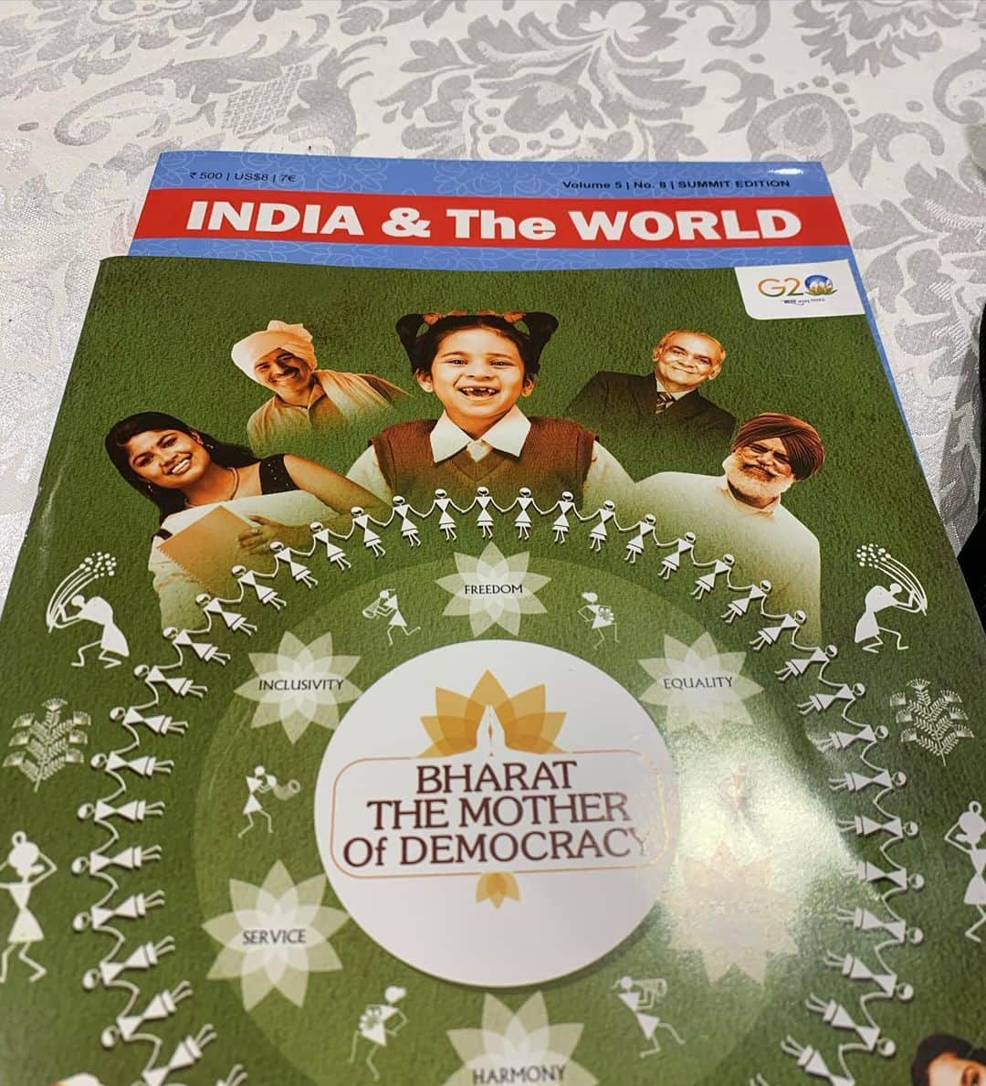 黒木千晶さんのインスタグラム写真 - (黒木千晶Instagram)「#インド滞在記⑤🇮🇳  ニューデリーで開かれた、 G20首脳会議を取材していきました。  モディ首相の国名のプレートが 「BHARAT」になっていることがニュースになっていましたが、 サミット会場にある冊子も、 「INDIA」表記のものと、 「BHARAT」表記のものが混在していました。 (それぞれ別の冊子です)  #G20首脳会議 #G20サミット #バーラト #BHARAT #ニューデリー #インド」9月11日 20時26分 - kuroki.ytv