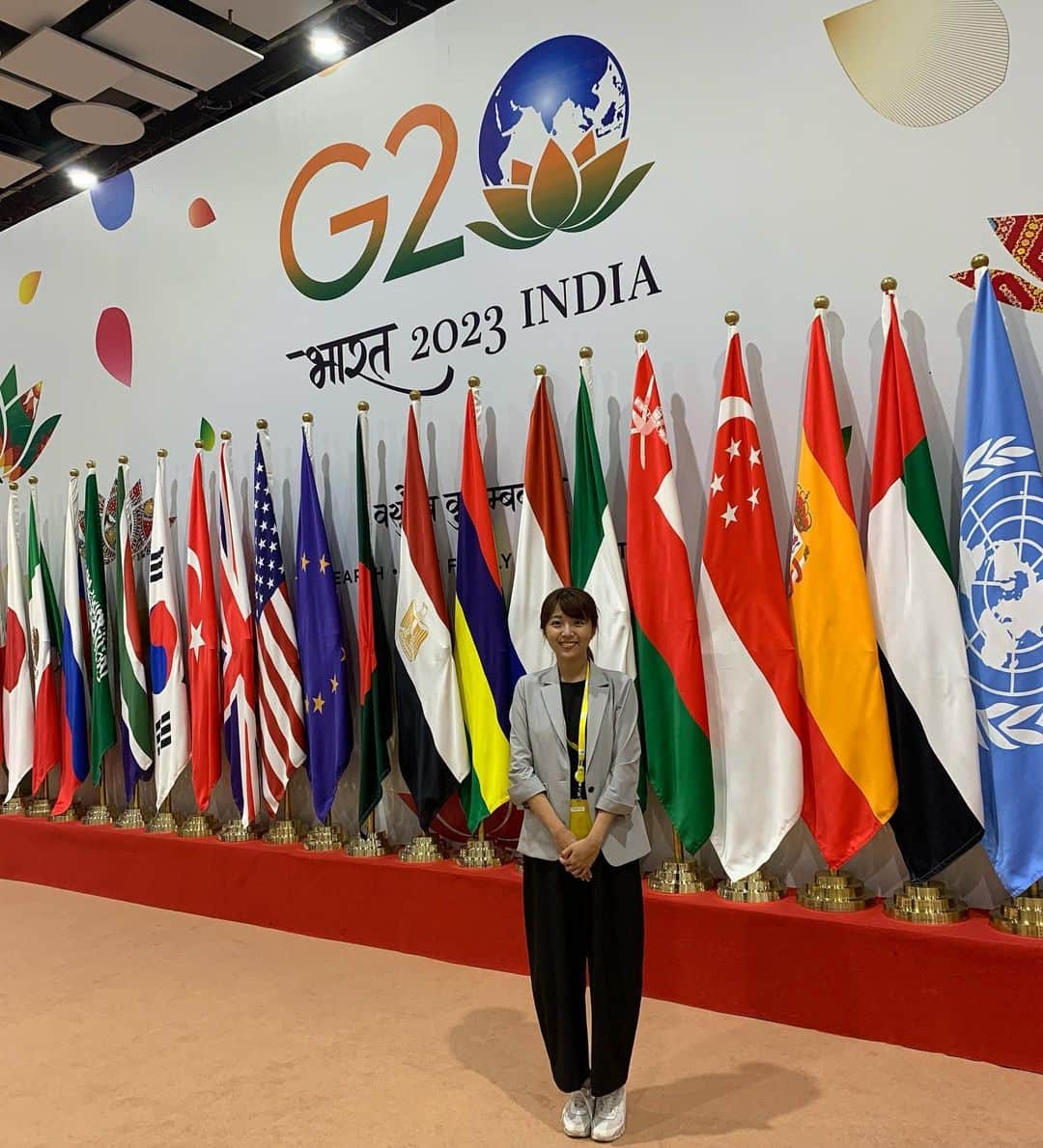 黒木千晶のインスタグラム：「#インド滞在記⑤🇮🇳  ニューデリーで開かれた、 G20首脳会議を取材していきました。  モディ首相の国名のプレートが 「BHARAT」になっていることがニュースになっていましたが、 サミット会場にある冊子も、 「INDIA」表記のものと、 「BHARAT」表記のものが混在していました。 (それぞれ別の冊子です)  #G20首脳会議 #G20サミット #バーラト #BHARAT #ニューデリー #インド」