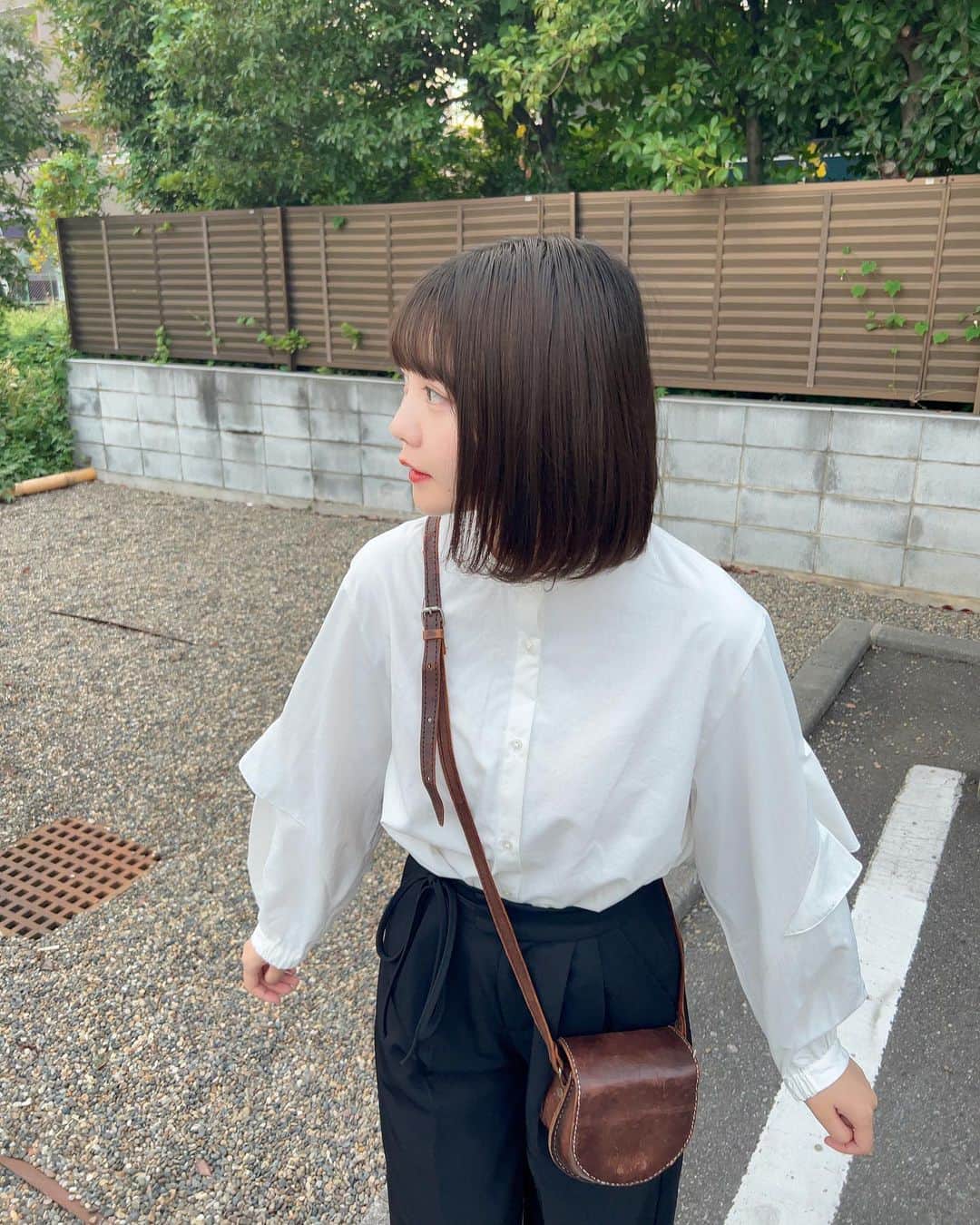 みさねのインスタグラム：「GUブラウス可愛  この日はレンタカーしてお仕事行ってましたん  いっぱい写真撮ってくれて何載せるか迷った気付いたらたくさん✊🏻  かばんは古着屋さんで500円くらいで買ったの、ボロボロだけど味があって気に入ってる🥺  ブラウス GU パンツ @cham.official_  スニーカー @muji_global   #guコーデ #ブラウスコーデ #秋コーデ #シンプルコーデ #パンツコーデ #ボブアレンジ #モノトーンコーデ」