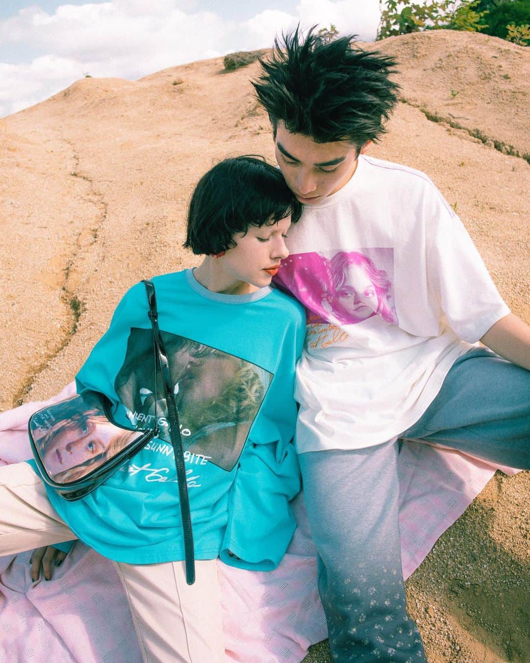 のインスタグラム：「Vincent Gallo loves little sunny bite のアイテムが9/15のpopup shopにて先行発売になります✨  @vincentgallo loves @littlesunnybitestyle 2nd collaboration '' The Brown Bunny '' 9/15(金)から下記の日程でポップアップショップにて先行発売開始になります。  クロエセヴェニーが出演していることでも有名なこの作品のコラボレーションは世界初となります。　 vincetありがとう🥹🩷  vincentがLSBの世界観に共感してくれて実現したこのプロジェクト。 映画の一部を切り取ったような素敵なアイテムたくさん作りました。 彼の直筆サインもプリントされています。　 皆様是非見に来てね🩷  限定アイテム、ノベルティもご用意しております🫶  9/15 - 9/24 11:00 - 21:00  @ 渋谷パルコ 1F ポップアップスペース ⚠️kamoスポーツの道路挟んで前です。」