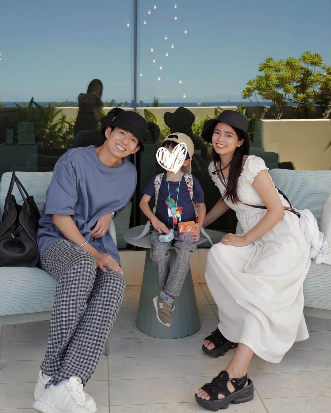 酒匂彩名のインスタグラム：「: 家族写真📸 : #ハワイ旅　#家族写真　#夏休みの思い出」