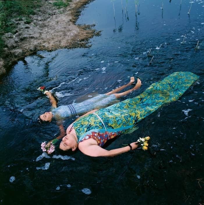 のインスタグラム：「@alessandra_sanguinetti: "I don’t think there’s a 'better' or a 'good' portrait subject. A meaningful portrait arises out of so many of layers of personal history, interest, circumstances and relationships, that it’s pointless to try to define it. Everybody’s interesting. It all depends who’s looking, how and why.”⁠ ⁠ The Adventures of Guille and Belinda is Alessandra Sanguinetti’s intimate portrait of Guillermina and Belinda, two cousins living in rural Argentina, as they move through childhood and youth towards womanhood. ⁠ ⁠ Throughout the series, Sanguinetti pays special attention to the evolution of themes of play and performance, girlhood, love, family and animals, all mirrored by the landscape and laced with intermittent visions of the future. We also see the theme of transition, witnessed in the lives of the series’ subjects, their relationship with the photographer and Sanguinetti’s own perspectives on her craft. ⁠ ⁠ Sanguinetti published the project in 2010 in the photobook The Adventures of Guille and Belinda and The Enigmatic Meaning of Their Dreams. In 2020, she followed up with the sequel The Adventures of Guille and Belinda and The Illusion of an Everlasting Summer, which expands on the first volume by focusing on the girls’ journey into womanhood. ⁠ ⁠ Sanguinetti’s work is on show as part of the group exhibition Close Enough at @hangar.photoartcenter in Brussels, Belgium, until December 16.⁠ ⁠ PHOTOS (left to right):⁠ ⁠ (1) Ophelias. Buenos Aires. Argentina. 2001.⁠ ⁠ (2) Belinda with flower. Buenos Aires. Argentina. 2005.⁠ ⁠ (3) The Answer. Buenos Aires. Argentina. 2002.⁠ ⁠ (4) The Madonna. Buenos Aires. Argentina. 2001.⁠ ⁠ (5) The bottle. Provincia de Buenos Aires. Argentina. 2010. ⁠ ⁠ (6) Time flies. Buenos Aires. Argentina. 2005.⁠ ⁠ © @alessandra_sanguinetti / Magnum Photos」