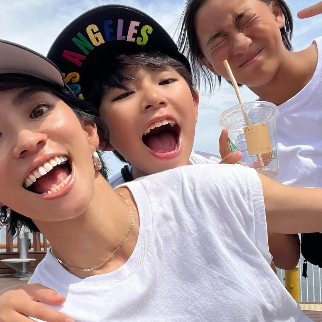 二宮こずえのインスタグラム：「. 二宮家のたった２日の夏休み  夏休みがない我が家だったが やっとみんなが揃った2日間に 【夏】を思いっきり詰め込んだ  夏の終わりに行ってきました グランピング どうせ行くならと 夏にできなかったアレやコレを ぎゅっと詰め込んだ スイカ割りに水遊び カキ氷にバーベキュー ジップラインにカヌー そして野菜収穫体験  そんな我が家の夏休みを YouTubeでぜひ観てね  #二宮こずえCozwayChannel   #夏休み#夏の思い出 #グランピング#家族旅行 #旅行#旅行vlog #thefarm#2児ママ #アラフォー #アラフォーママ#家族の時間」