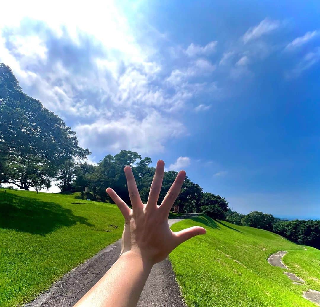 SLSのインスタグラム：「#slsmusicdaily 颱風過了， 出門透透氣； 剛好最近的心情， 實在不是很美麗。  久違的踏青， 懐かしい感じ。  #飛牛牧場 #對牛彈琴 #只是沒有琴」