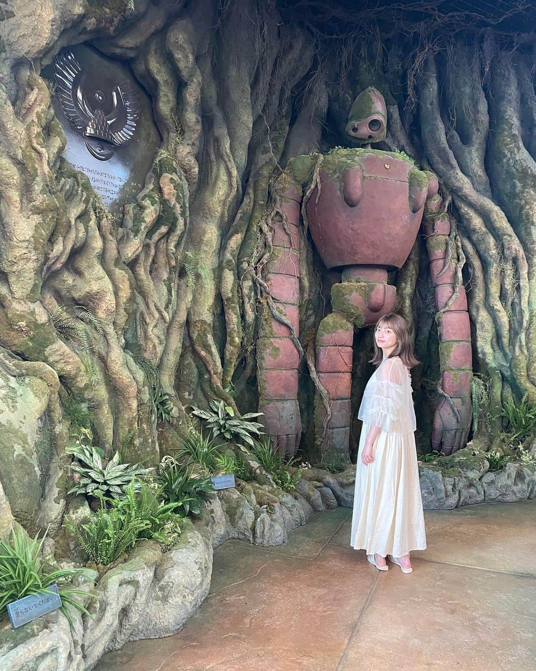 高見奈央のインスタグラム：「この前ジブリパークへ 家族で遊びに行ってきました✨  甥っ子たちは まだジブリわからなかったので保育園の時間に大人達で😆  ジブリの世界に入り込んだみたいで楽しくて感動しました🧡 また見返したい作品もいっぱい出来たからテレビでやる時は録画しよ！  大倉庫しか行けなかったから今度はメイ達のお家も行きたいなぁ🌱  あとスガキヤは安くて美味しい🤤 #ジブリパーク #ジブリ」
