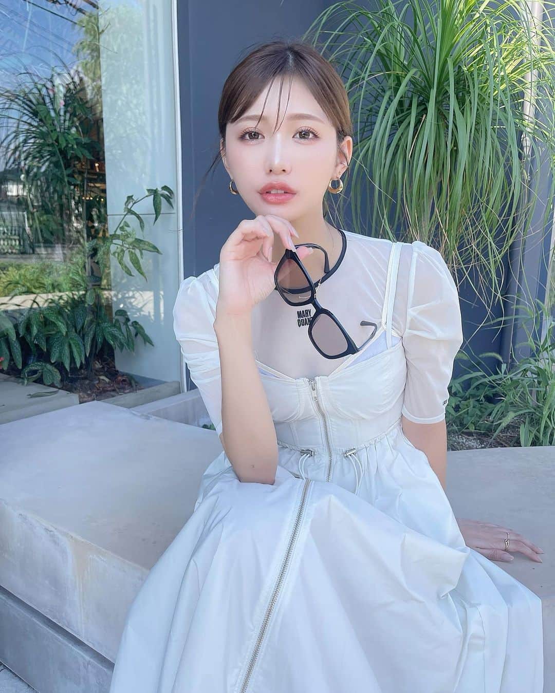 伊藤実祐のインスタグラム：「この服お気に入り🤍 ⁡ tops ▸ @lily_brown_official  one-piece ▸ @lily_brown_official  sunglasses ▸ @gentlemonster  shoes ▸ @miumiu  ⁡ ⁡ 5枚目はこっちゃん(姪っ子)と あっち向いてホイ👉🏻してます👧🏻♥︎笑 ⁡ ⁡ で、毎度ながら聞くね？ 何枚目がすき？w ⁡ ⁡ ⁡ #ワンピースコーデ #ホワイトコーデ #デートコーデ #カフェ巡り #サングラス #gentlemonster #サングラス女子  #自まつ毛 #自まつ毛メイク #まつ毛美容液 #ラッシュリフト #ラッシュアディクト #イエベ #イエベ秋 #イエベ春 #イエベメイク #骨格ストレート #骨ストコーデ #骨スト #骨格ストレートコーデ」