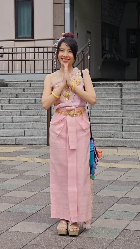 のインスタグラム：「ใส่ชุดไทยไปโชว์คนญี่ปุ่นที่โอซาก้า แต่ตกใจเพราะคนญี่ปุ่นพูดไทยได้เกือบทุกคน !? ทำไมคนญี่ปุ่นรักเมืองไทยขนาดนี้ #ญี่ปุ่น #thaifestival2023 #タイフェス」
