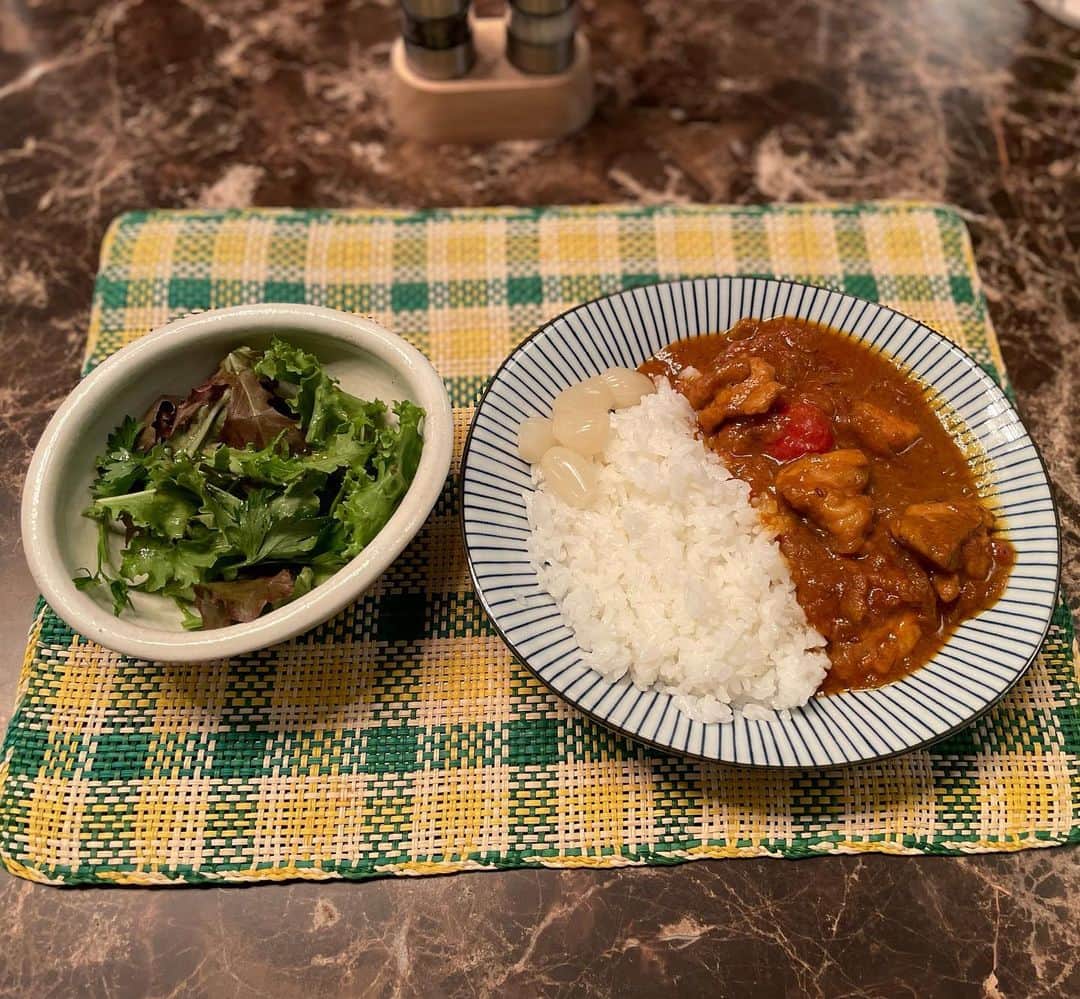 椎名桔平のインスタグラム：「#チキンカレー S&B赤缶から作成。 クミンやらガラムマサラ、ローレルやらトマト、オイスターソース等々入れてのカレー。 感想は、 めっちゃ美味しい！😋」