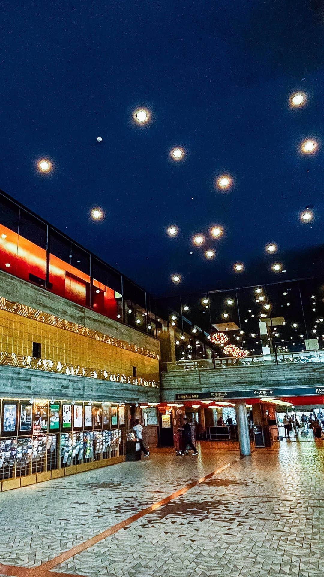 Promoting Tokyo Culture都庁文化振興部のインスタグラム：「Have you ever gazed up at the ceiling of a building?   Sometimes, you can discover new aspects of its architectural charm by doing so.   Consider the Tokyo Bunka Kaikan in Ueno, a building erected in 1961 to commemorate Tokyo's 500th anniversary and symbolise postwar reconstruction. The theatre stands among Tokyo's most iconic structures and was crafted by Kunio Mayekawa, a disciple of Swiss-French architect Le Corbusier. One remarkable feature is its ceiling at the entrance, which is adorned with a random arrangement of lights against a deep blue backdrop to resemble a starry sky 🌌   We will continue introducing Tokyo architecture in our "If you look up" series. Please look forward to it!   -   建物の天井を見上げてみたことはありますか？  少し意識をして天井の造形を見てみると、その建築の魅力を新しく発見できるもしれません。   今回訪れたのは、上野にある東京文化会館。  1961年、東京都開都500年を記念すると共に「戦後復興の象徴」という意図も込められて建設された、東京を代表する名建築です。  劇場の設計はル・コルビュジエの弟子であった前川國男氏が手がけました。  照明がランダムに配置されたエントランスロビーの天井は星空をモチーフにしており、その深みのある青色は「成層圏ブルー」とも称されています🌌   今後も、見上げることから都内の建築をご紹介する「If you look up」シリーズをお届けしていきます。ぜひご期待ください。   #tokyoartsandculture  #ifyoulookup    #tokyobunkakaikan #kuniomayekawa #東京文化会館 #前川國男  #tokyoarchitecture #architecturephoto #tokyotrip #tokyophotography #tokyojapan  #tokyotokyo #culturetrip #explorejpn #japan_of_insta  #japan_art_photography #japan_great_view #theculturetrip #japantrip #bestphoto_japan #thestreetphotographyhub   #nipponpic #japan_photo_now #tokyolife #discoverjapan #japanfocus #japanesestyle  #unknownjapan #artphoto」