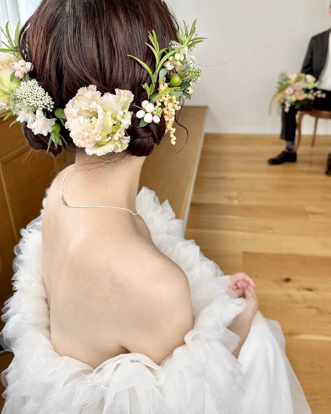 miho uesugiのインスタグラム：「@maisonsuzu さんへ撮影に💐 データを頂いたら、また2人の写真を載せたいと思います！ たくさんリクエストありがとうございます😭 ドレス選びにもあたたかいコメントをいただき、 本当にありがとうございました。  本日はひとまずオフショットを…！ ㅤㅤㅤㅤㅤㅤㅤㅤㅤㅤㅤㅤㅤ  @maisonsuzu  拮石さん カメラマン　@ryotakk929 高木さん ヘアメイク　@haruohana 宇野さん フローリスト　@fiore_soffitta 三嶋さん  みなさまとても素敵でお優しくて丁寧で楽しくて、思い出深い1日になりました😊 本当にありがとうございました…！！  ドレスもヘアメイクもブーケもとても可愛くて。。 みなさまにお勧めしたいです✨  ㅤㅤㅤㅤㅤㅤㅤㅤㅤㅤㅤㅤㅤ  ㅤㅤㅤㅤㅤㅤㅤㅤㅤㅤㅤㅤㅤ  #maisonsuzu#フォトウェディング#ウェディングフォト#ウェディングヘア#ウェディングドレス#ドレス#ウェディング#ヘアアレンジ#ヘアメイク#ブーケ#ウェディングブーケ」