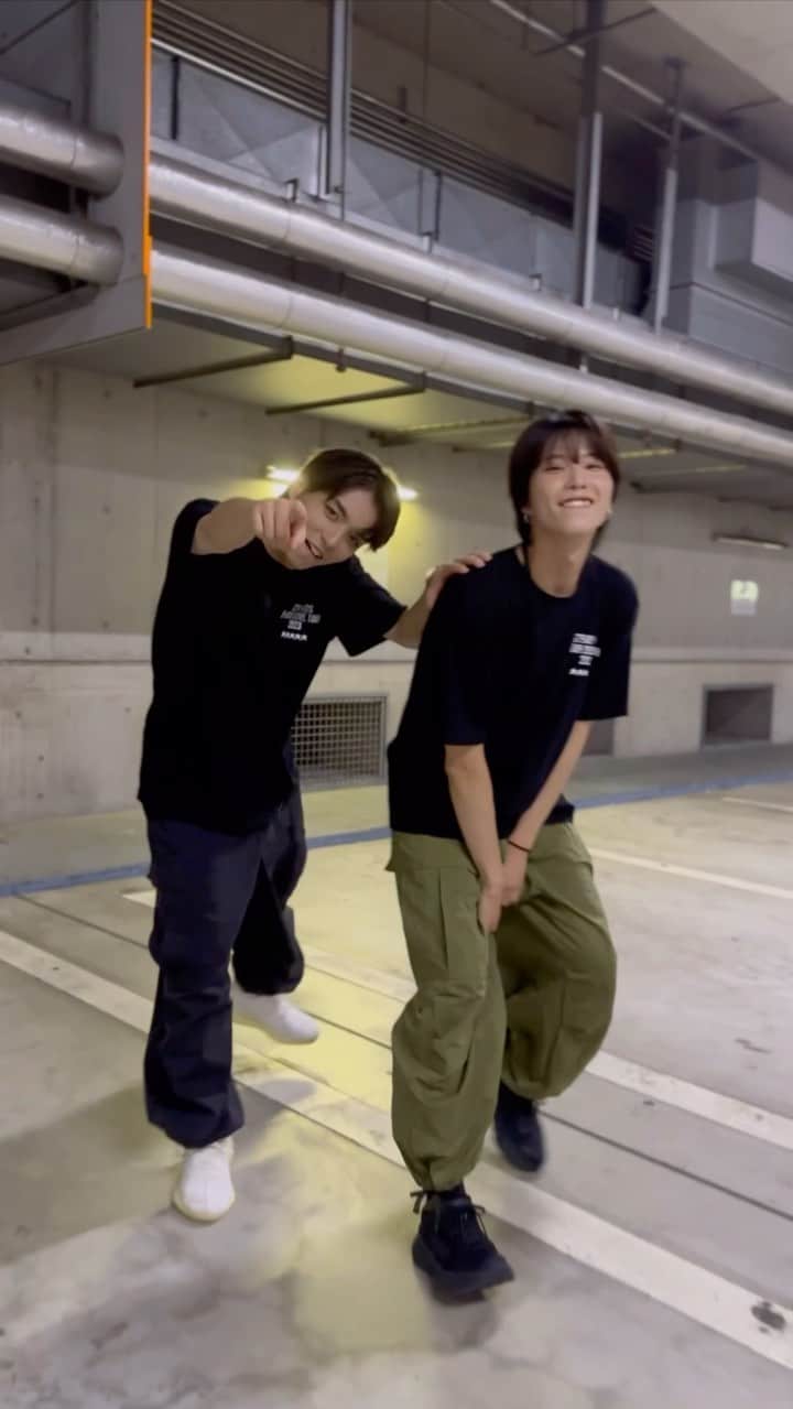 木下流声のインスタグラム：「Social Path🔥🔥🔥 w/ @_a_y_u_m_u  📷 @ki_you_ta   @straykids_official_jp  @realstraykids @xlisa_olivex   #straykids #lisa #socialpath #dance #dancer #5star #stay #teamstraykids」