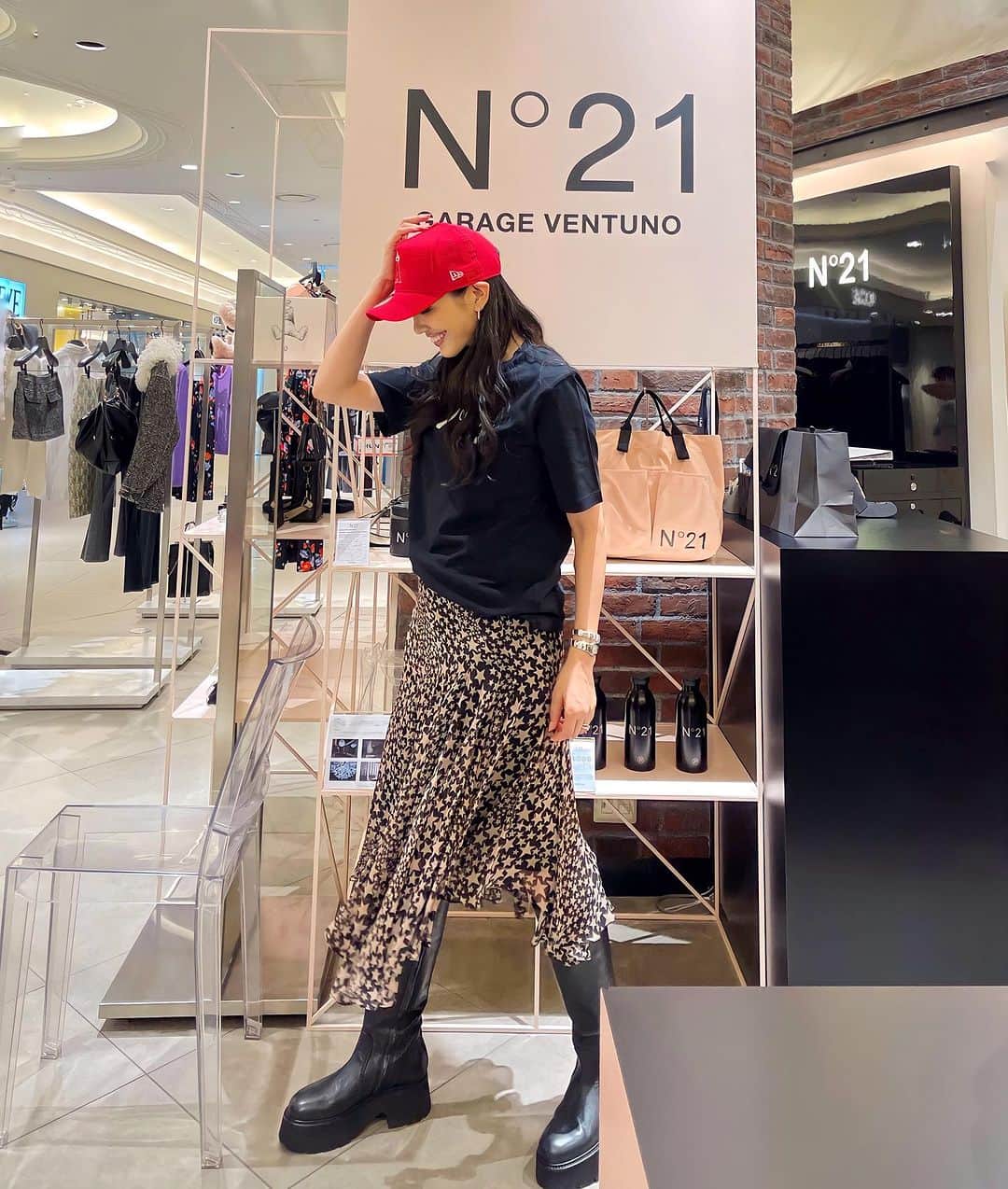 アンミカさんのインスタグラム写真 - (アンミカInstagram)「大好きで、私服でよく着用している @numeroventuno が、日本限定プロジェクト「GARAGE VENTUNO」〜N21×MLB×NEW ERAのトリプルコラボのキャップ&ハットコレクションを発売したと聞いて、  阪急うめだ本店3階のN°21のお店に、遊びに行って参りましたよ！  7枚目が私服！あとは全て可愛すぎるN°21を試着しまくりました！笑   大人キャップは近年、カジュアルからワンピまで、肩が抜けたスタイルになると大流行🧢✨  今回のハット＆キャップには、ロサンゼルス・エンゼルス⚾️、ニューヨーク・ヤンキース⚾️、ニューヨーク・メッツ⚾️の3球団のキャップにN21のロゴを！  クリスタルのラインストーンを施した華やかなデザインから、柔らかなかぶり心地のスエット生地までが揃います。  阪急オンライン、IZA東京、大阪、伊勢丹新宿3階にて9／20〜26まで販売です！  #N21xMLB  #N21xMLBxNEWERA #N21xPEGION  #N21xDOG #GARAGEVENTUNO  #N21 @numeroventuno @iza_official」9月11日 20時36分 - ahnmikaofficial