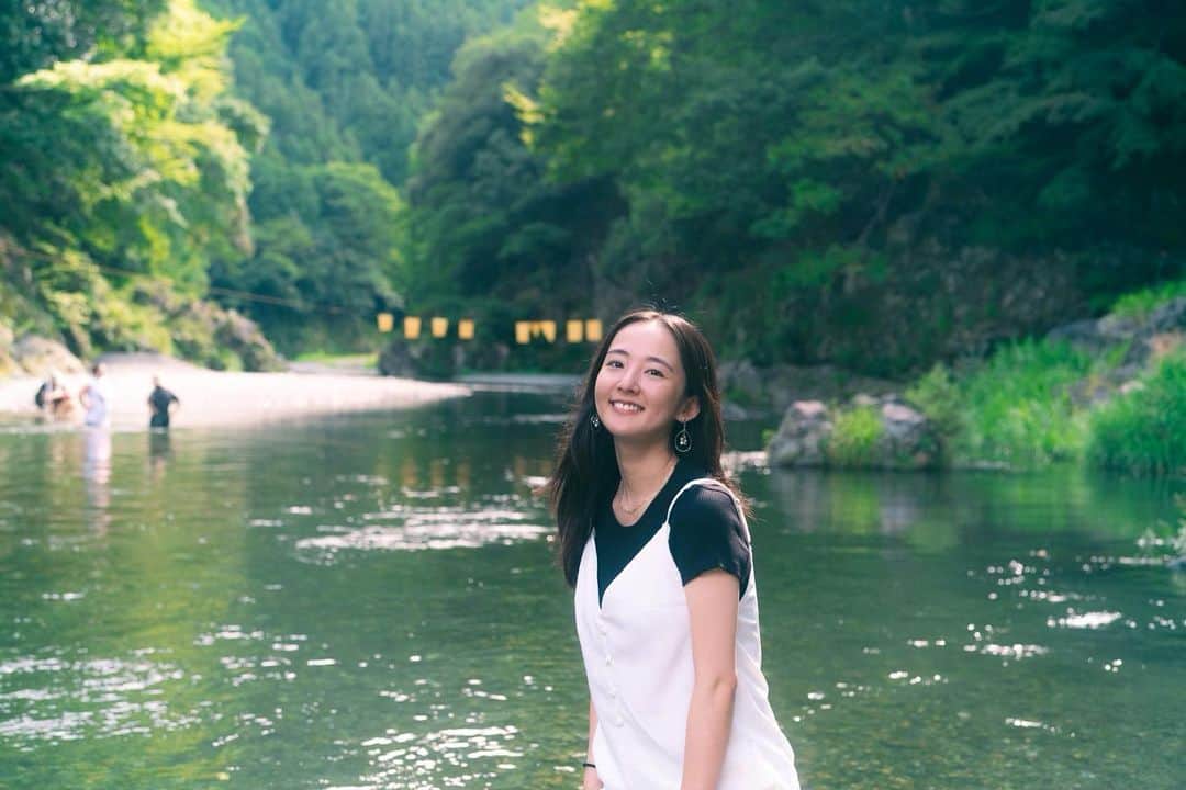 大坪あきほのインスタグラム：「こんな感じで川に入ってました🌳✨ 本当は全身浸かりたかった😌 水着も着替えも持ってなかった😌  #uniqlo #moussy #starjewelry #portrait #photo #i #me #ポートレート #写真 #川 #奥多摩」