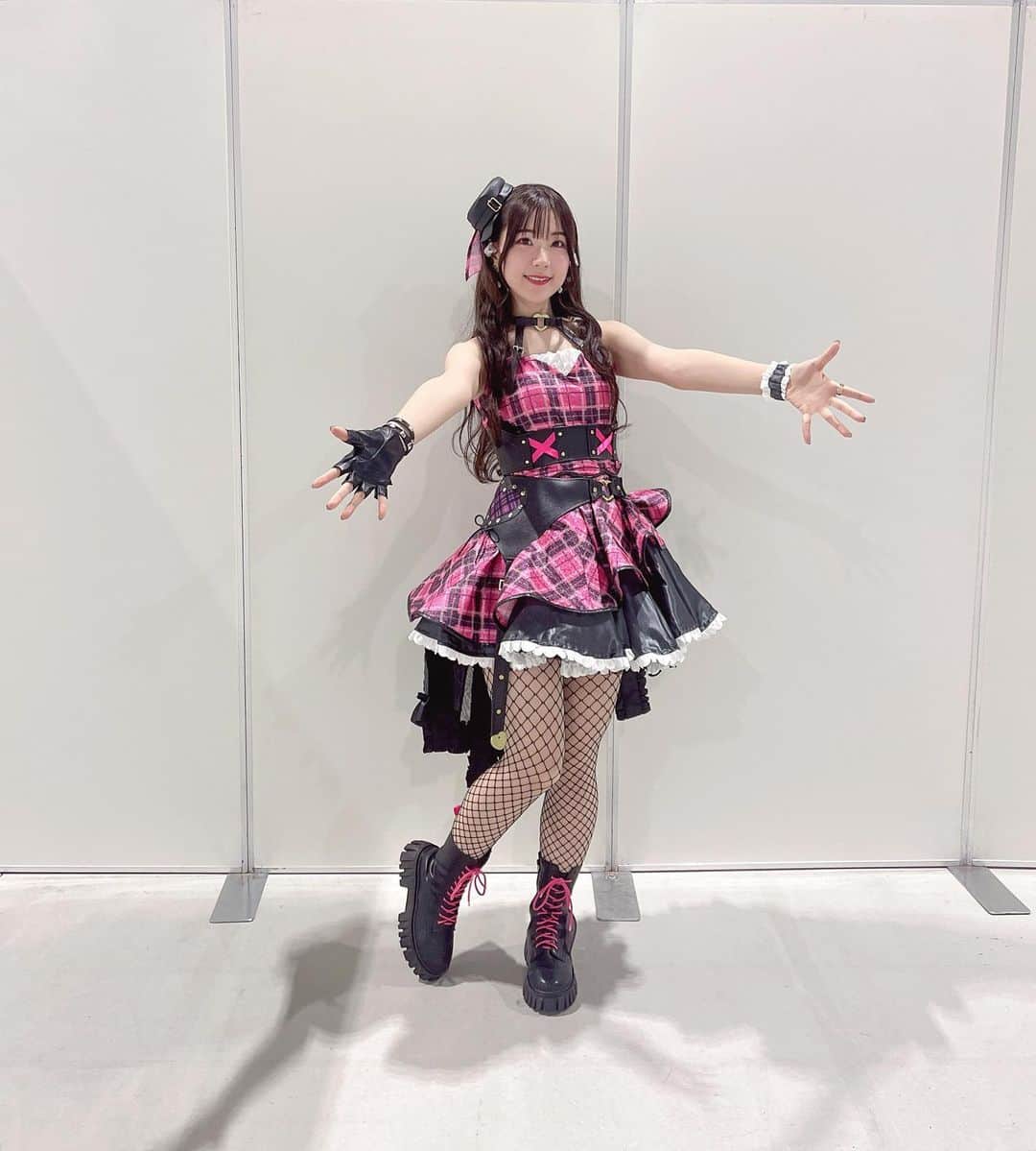 安齋由香里のインスタグラム：「2023/09/11 #imascgSoL   全身写真です！ ラブリーロックなとっても可愛い衣装。 とってもアイドルしてますよね！ ピンクスカートが斜めになってる所が 私の好きポイントです。立体的ななみなみも可愛い！ 黒スカートと二層になってるの良きですよね〜！ アイドルによって長さやふくらみ方が違うのも 見ててすごくわかる解釈一致となりました。  このふんわりスカートと 後ろの黒い長い部分がとっても好きで このスカート、絶対ダンスで使う！ と思って色々と踊り方研究してました。  衣装は琴歌にできるだけ合わせたくて お腹一度出し試したんですけど、 フル尺は私のお腹的に無理だったので、 それならと、琴歌のライブの描き下ろしイラストの 片方のお腹チラ見せ再現は…となり できたのでは…と実はちょっと満足しております。 キャラクターを再現したいっていうのは 完全なる自己満足なんですけど、 いつか私のお腹が冷気と緊張に強くなった時に また担当キャラがお腹出してたら その時はリベンジしたいですね。」