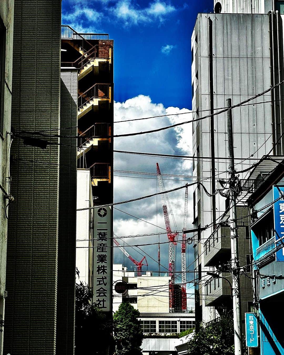 のインスタグラム：「入道雲。  As I was walking between buildings to the station in the morning, two construction guys coming from the other side of the street said, "Wow, clouds! It looks like it's going to rain!" When I turned around, I saw these clouds.」