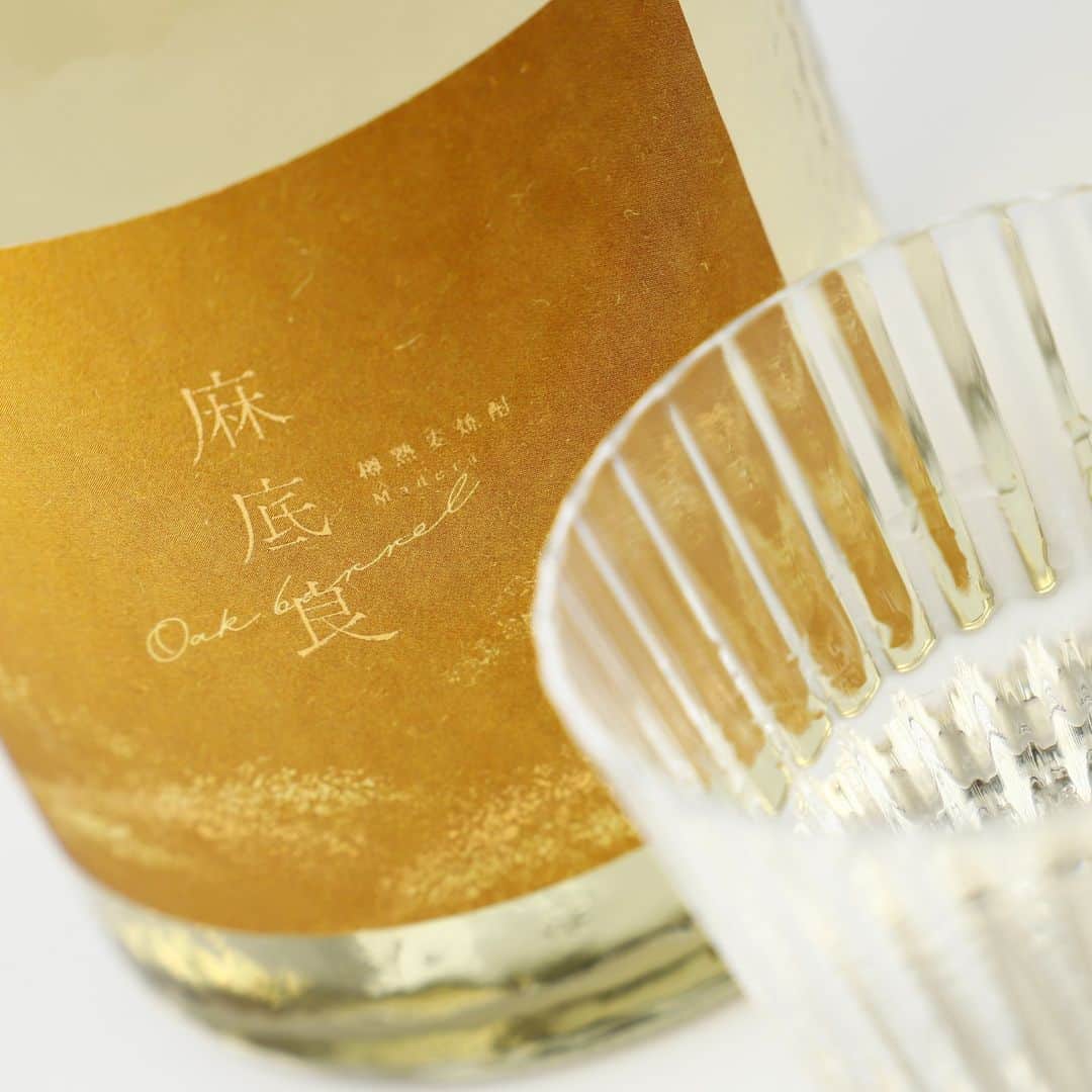 KURAND@日本酒飲み放題さんのインスタグラム写真 - (KURAND@日本酒飲み放題Instagram)「『 麻底良 - マデラ - 』  オーク樽熟成 × ブレンダーの技  手間暇かけた製法で造り出す本物の味  麦焼酎樽由来の華やかで上品な香りを 存分に味わいながら、香ばしく力強い 麦の余韻も長く楽しめる本格焼酎。  美味しさの原点はブレンド技術。 ブレンダーの技が琥珀に光る。  オーク樽由来の華やかさ、 奥行きのある濃厚さ、 香ばしい麦の余韻。  重層的で飲み飽きない 上質な味わいに仕上がっています。  ---------------------------- お酒はすべてオリジナル！ オンライン酒屋の「クランド」です。  ここでしか出会えないお酒がたくさん！ 他のお酒や企画はプロフィールのURLから →@kurand_info ----------------------------  お酒にまつわる情報を発信中。 フォローやいいねお待ちしています🥂  #酒ガチャ #クランド #お酒好きな人と繋がりたい #焼酎 #麦焼酎 #熟成焼酎 #焼酎好きと繋がりたい #お酒大好き #お酒好き」9月11日 20時51分 - kurand_info