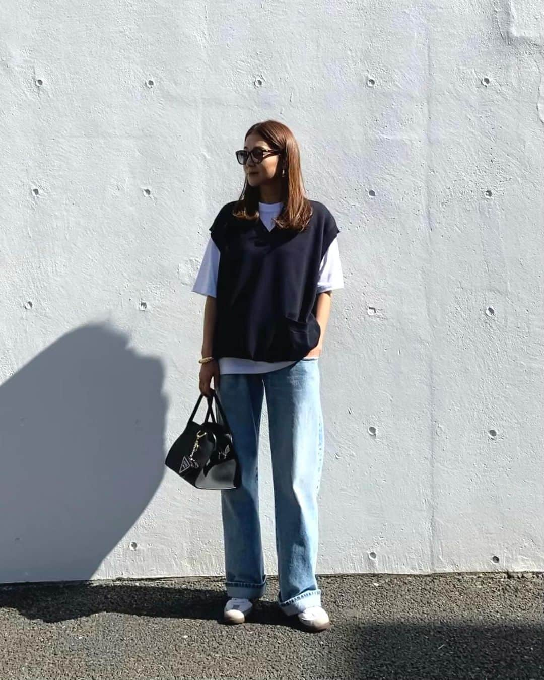 ei0601meのインスタグラム：「💙🩵💙  t-shirt: @gu_for_all_  knitvest: studionicholson  denim: maisonmargiela  bag: therow  shoes: adidas ・ ・ ・ ・ #gu #gu_for_all #studionicholson #maisonmargiela #margiela #therow #adidassamba #margaux #margaux10 #guコーデ #ジーユー #ジーユーコーデ #スタジオニコルソン #マルジェラ #マルジェラデニム #ザロウ #マルゴー10 #マルゴー #アディダスサンバ #大人カジュアル #シンプルコーデ #アラフォーコーデ #アラサーコーデ #40代コーデ #30代コーデ #秋コーデ #デニムコーデ #高身長コーデ」