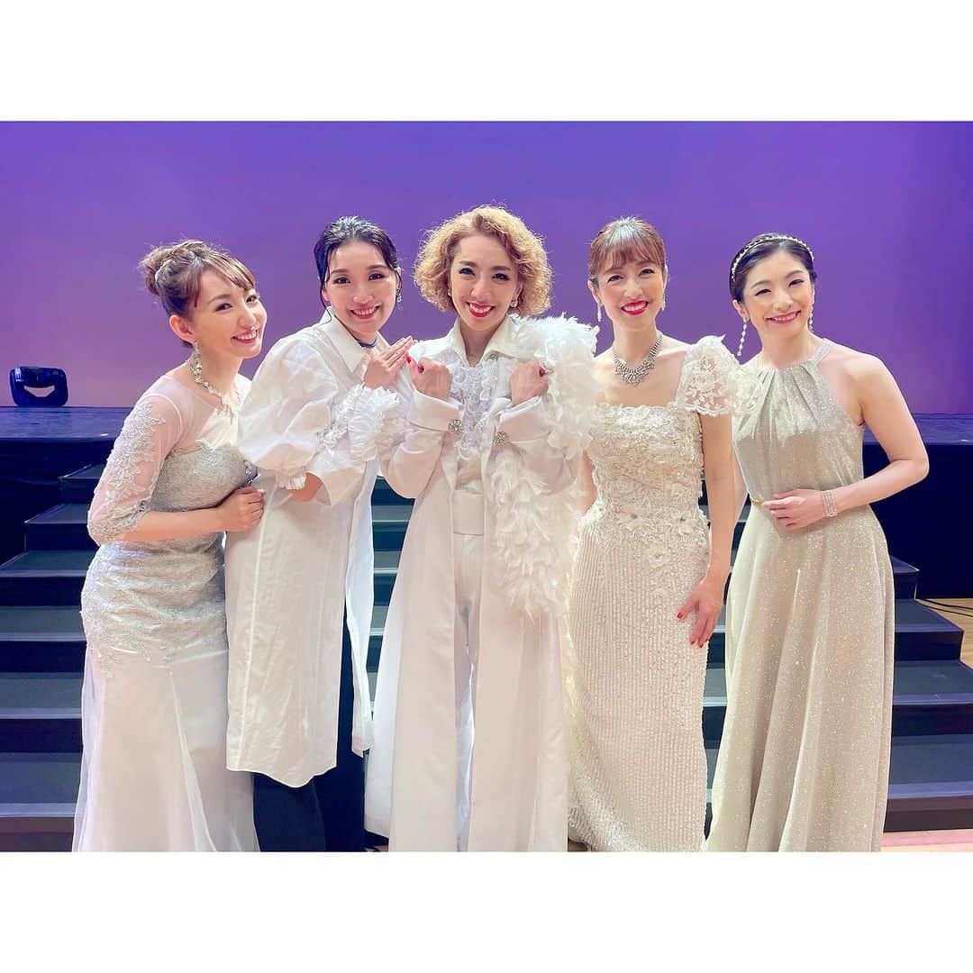 咲希あかねのインスタグラム：「『OTO♪TERRACE（オトテラス）』  自由で楽しいメンバー😊✨ みんなでご飯行ったり、美味しいものをシェアしたり…1年ぶりの恵那を堪能しました♪  会場はミラーボールあって、席も宝塚劇場みたいにフワフワで座りやすい、素敵な会場です😊 客席降りしたり皆さんを近くに感じれて嬉しかったです！！  #宝塚 #宝塚og #恵那市」