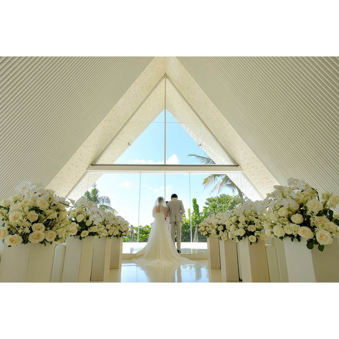 ワタベウェディングさんのインスタグラム写真 - (ワタベウェディングInstagram)「ワタベウェディングでバリ挙式をされた素敵な卒花嫁さまをご紹介💍 ----------------------------------------------- 2023年6月にバリ島のヌサドゥア地区にある「ウル シャンティ」でリゾート挙式をされたおふたり。  バリ南東の大規模なリゾートエリア・ヌサドゥアで、その穏やかな自然に抱かれるように佇む「ウル シャンティ」。 高級ヴィラリゾート「ザ・ロイヤル・サントリアン」の一角にあり、水面に浮かぶように建てられている人気の会場です。  式での入場の先導は笑顔いっぱいのバニリーズガールと大きな傘を持つパユンボーイが行いバリならではの雰囲気を存分に感じていただけます。 写真もとっても素敵ですよね📷  時間によって表情が変わるビーチフォトもおすすめです✨ 爽やかな青とロマンティックなサンセットフォト、 ぜひ参考にしてください💐  魅力的な会場がたくさんあり、滞在費を抑えやすいバリ島。 ワタベウェディングでは、最近バリウェディングのお問い合わせも増えてきています。エリアで迷ったら、お気軽にご相談くださいね！  #ワタベウェディング #watabewedding #リゾートウェディング #リゾート挙式 #ウェディングフォト #フォトウェディング #結婚式 #挙式 #プレ花嫁 #卒花嫁 #プレ花嫁さんと繋がりたい #結婚式準備 #2022秋婚 #2023秋婚 #baliwedding #ゼクシィ #海外挙式 #少人数結婚式 #家族婚 #家族挙式レポ #結婚式決行 #式場見学レポ #式場見学 #式場探し #式場迷子 #バリ旅行 #バリ #海外挙式 #バリ島挙式」9月11日 20時45分 - watabewedding