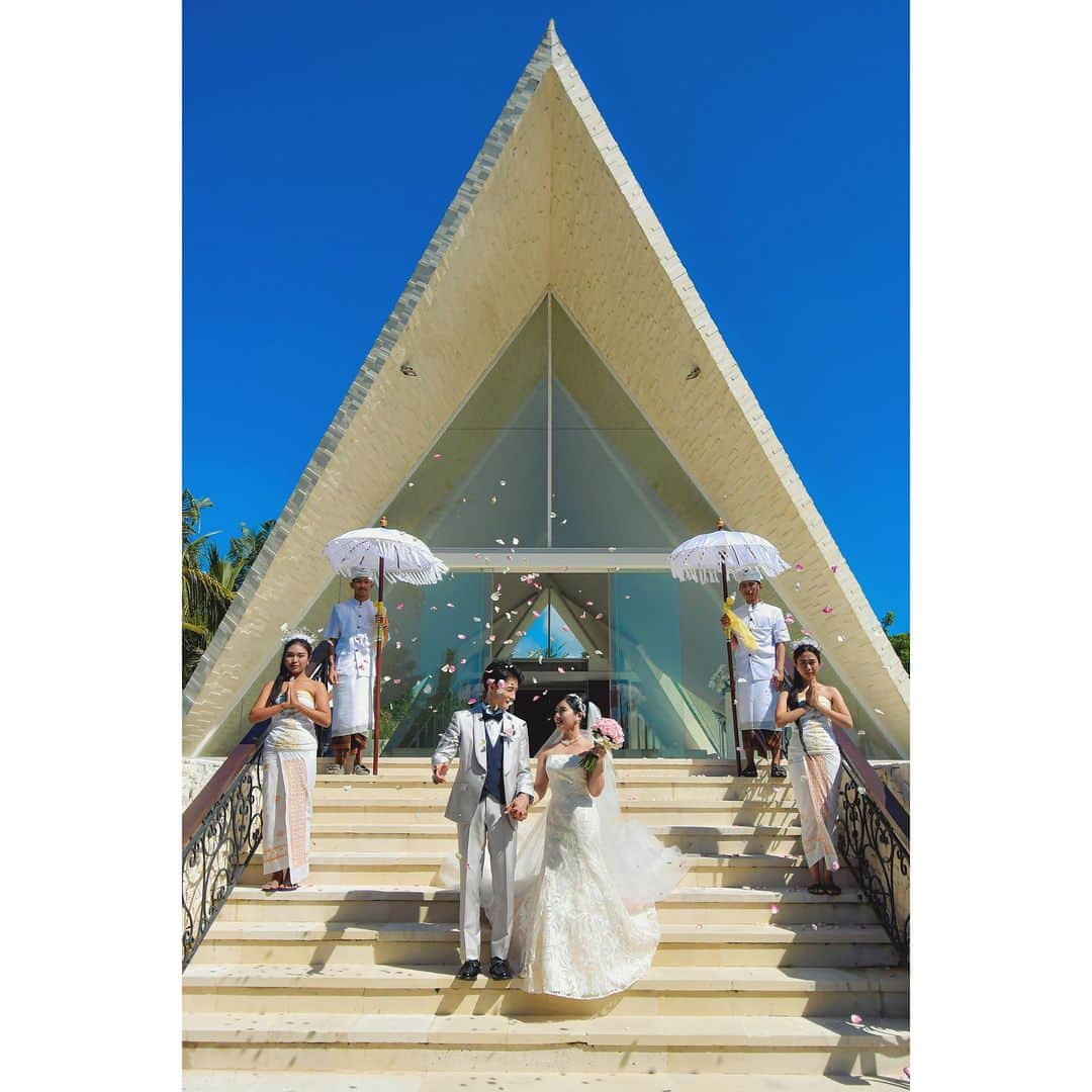 ワタベウェディングさんのインスタグラム写真 - (ワタベウェディングInstagram)「ワタベウェディングでバリ挙式をされた素敵な卒花嫁さまをご紹介💍 ----------------------------------------------- 2023年6月にバリ島のヌサドゥア地区にある「ウル シャンティ」でリゾート挙式をされたおふたり。  バリ南東の大規模なリゾートエリア・ヌサドゥアで、その穏やかな自然に抱かれるように佇む「ウル シャンティ」。 高級ヴィラリゾート「ザ・ロイヤル・サントリアン」の一角にあり、水面に浮かぶように建てられている人気の会場です。  式での入場の先導は笑顔いっぱいのバニリーズガールと大きな傘を持つパユンボーイが行いバリならではの雰囲気を存分に感じていただけます。 写真もとっても素敵ですよね📷  時間によって表情が変わるビーチフォトもおすすめです✨ 爽やかな青とロマンティックなサンセットフォト、 ぜひ参考にしてください💐  魅力的な会場がたくさんあり、滞在費を抑えやすいバリ島。 ワタベウェディングでは、最近バリウェディングのお問い合わせも増えてきています。エリアで迷ったら、お気軽にご相談くださいね！  #ワタベウェディング #watabewedding #リゾートウェディング #リゾート挙式 #ウェディングフォト #フォトウェディング #結婚式 #挙式 #プレ花嫁 #卒花嫁 #プレ花嫁さんと繋がりたい #結婚式準備 #2022秋婚 #2023秋婚 #baliwedding #ゼクシィ #海外挙式 #少人数結婚式 #家族婚 #家族挙式レポ #結婚式決行 #式場見学レポ #式場見学 #式場探し #式場迷子 #バリ旅行 #バリ #海外挙式 #バリ島挙式」9月11日 20時45分 - watabewedding