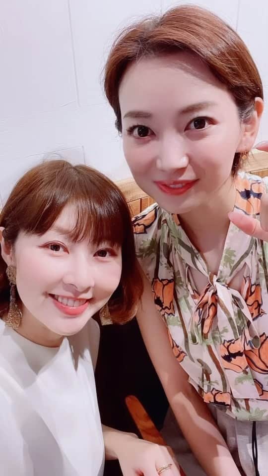 相沢礼子のインスタグラム：「♡つくろうと思ってがんばる2人😆  ぜんぜん♡になってないけど面白かった笑  かすみちゃんもネイルもかわいいね♡  #photooftheday  #friends  #happy #love #lunch  #cafe #nail #ネイル #centforce  #セントフォース #相沢礼子」