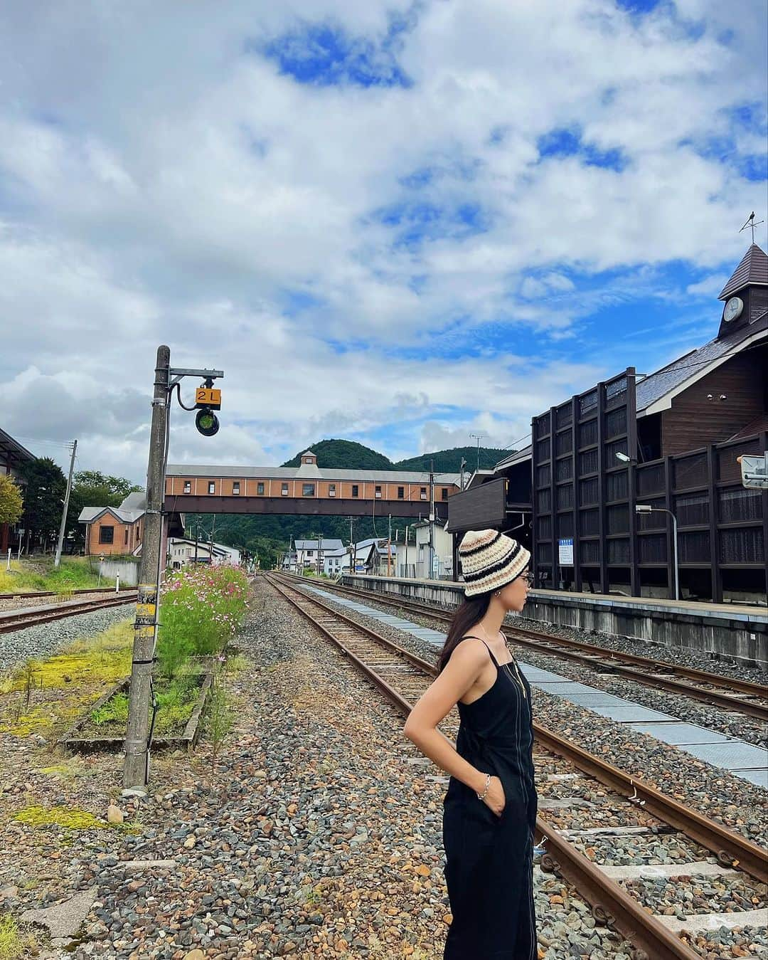 西原有紀さんのインスタグラム写真 - (西原有紀Instagram)「🛤️  ✳︎ ✳︎ ✳︎  温泉♨️がある駅のほっとゆだ駅🚉 ゆったりと流れる時間を噛み締めて…😌🍃  ✳︎ ✳︎ ✳︎  #nature #natural #自然 #電車 #train #電車旅 #マイナスイオン #ほっとゆだ駅 #岩手県 #岩手観光 #北上線」9月11日 20時47分 - u_ki0211