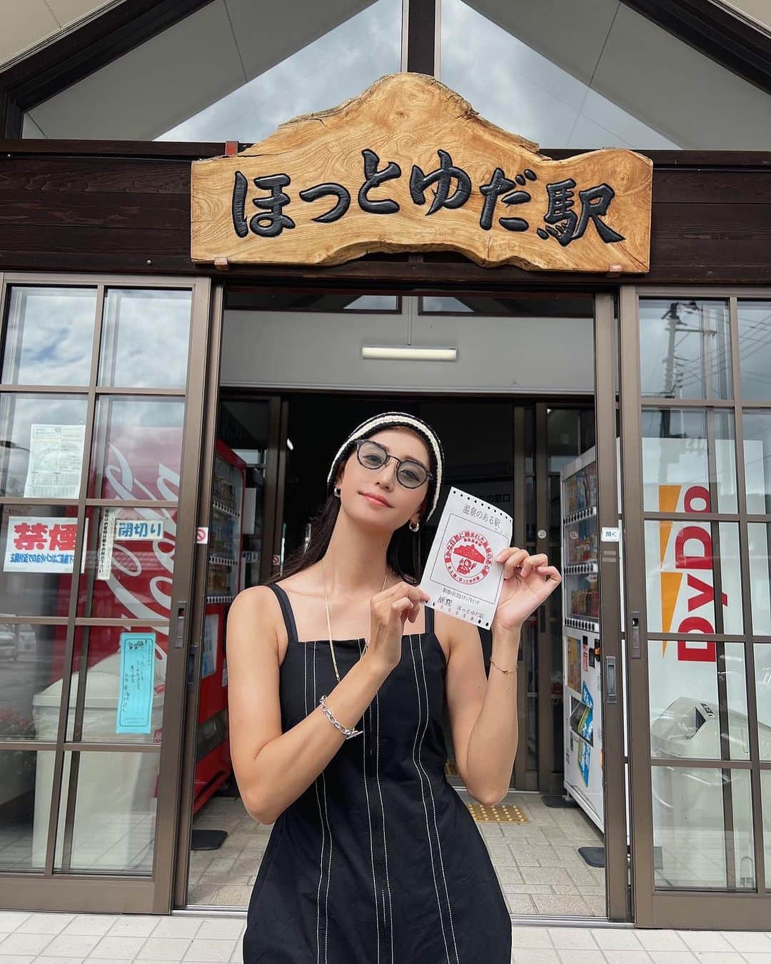 西原有紀のインスタグラム：「🛤️  ✳︎ ✳︎ ✳︎  温泉♨️がある駅のほっとゆだ駅🚉 ゆったりと流れる時間を噛み締めて…😌🍃  ✳︎ ✳︎ ✳︎  #nature #natural #自然 #電車 #train #電車旅 #マイナスイオン #ほっとゆだ駅 #岩手県 #岩手観光 #北上線」