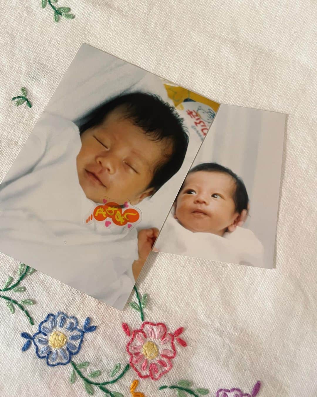 林萌々香のインスタグラム：「25歳になりました🌼 メッセージ下さった皆さんありがとうございます🌷 お祝いしてもらえるって嬉しいなぁ☺️ 感謝の気持ちを忘れずに素敵な一年にするぞ〜!  25年前と現在の私🙈 成長は早いものだ😂」