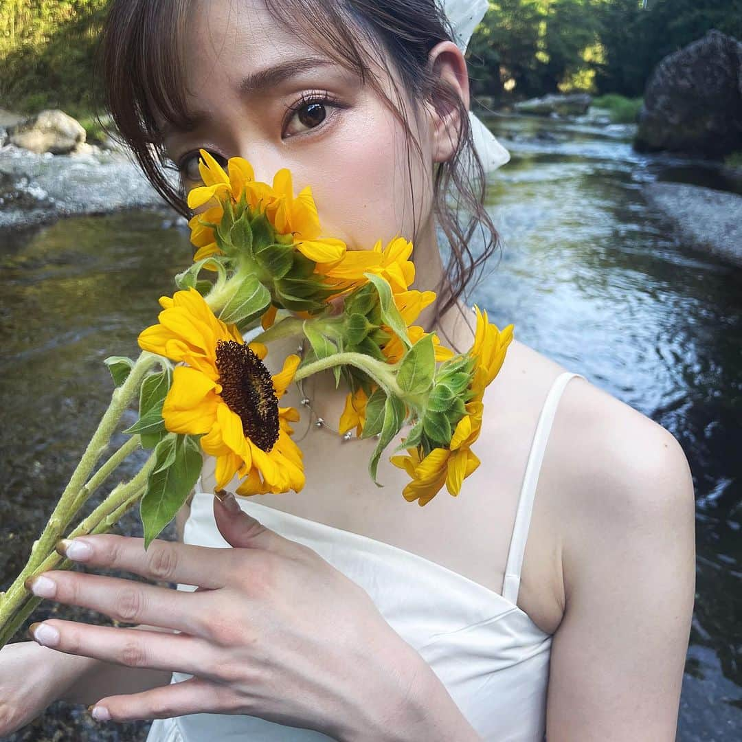 藤澤友千菜さんのインスタグラム写真 - (藤澤友千菜Instagram)「🌻 ＊ 夏が終わりそうだから 急いで夏らしい写真アップしてます笑 🌻🌻🌻 #向日葵 #川 #飯能 #撮影 #モデル #撮影会 #フォロミー #藤澤友千菜 #ゆちな」9月11日 21時00分 - yuchina1207