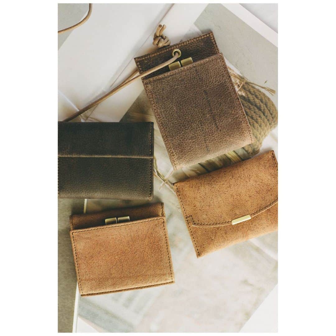 スロウのインスタグラム：「SLOW [ 2023AW collection]  Kudu leather series  ○KUDU 本体にアフリカ大陸に分布する「クーズー」という動物の革を使用。 胴体に入る白い横縞がそれぞれ異なり独特の表情となっています。 牛革の「強さ」とカモシカの「しなやかさ」を併せ持っているのが特徴で、 加えて銀面を擦り、WAX仕上げを行うことで独特な表情と質感を出しています。  クーズーレザーはイギリス「Charles F Stead」社製です。 同社はクラークスのデザートブーツに使われるスエードを供給していることでも有名な1904年創業の名タンナーです。   薄く仕上げた上質な革にに重厚感のある口金を合わせた新作はクラシックな佇まいと スマートな所作を体感いただけます。  The main body is made from the skin of an animal called ``Kudu'', which is found on the African continent. The white horizontal stripes on the body are each different, giving it a unique look. It is characterized by having both the "strength" of cowhide and the "flexibility" of antelope. In addition, the silver surface is rubbed and waxed to give it a unique look and texture.  Kudu leather is made by Charles F Stead in England. The company is a famous tannery founded in 1904 and famous for supplying the suede used in Clarks desert boots.  #slow #slowwallet #kuduleather」