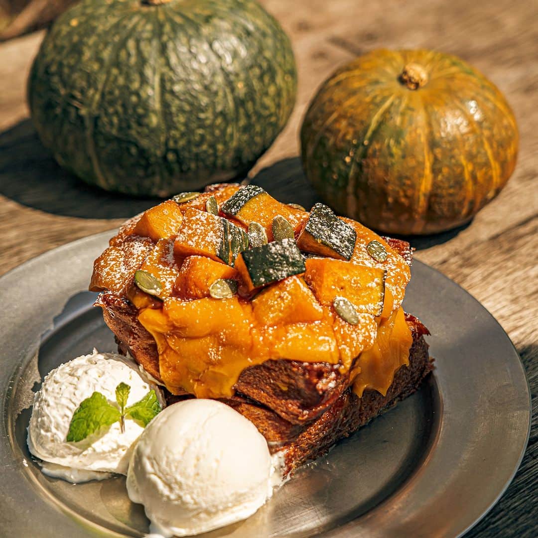 TYSONS&COMPANYのインスタグラム：「. . 【Pumpkin French Toast】 @no.4_kojimachi  9・10月のシーズナルフレンチトーストは毎年人気のパンプキンフレンチトースト！  今年は通常のブリオッシュを使用し、甘みのバランスが取れた最後まで楽しめる味わいに仕上がっております。 今年も秋の味わいを楽しみにいらしてください。  ■ 提供期間 〜 10/31まで  ■ 提供時間 11:00 〜  ■ 価格 1,780円  #ナンバーフォー #タイソンズアンドカンパニー #麹町カフェ #市ヶ谷カフェ #フレンチトースト # #ハンドクラフト #no4 #tysonsandcompany #kojimachicafe #handcrafted #ichigayacafe #frenchtoast #bread #pizza」