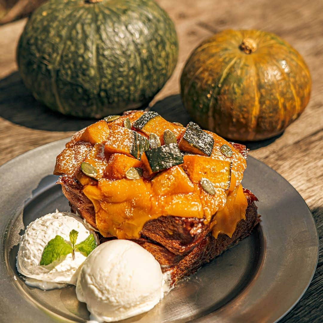 TYSONS&COMPANYさんのインスタグラム写真 - (TYSONS&COMPANYInstagram)「. . 【Pumpkin French Toast】 @no.4_kojimachi  9・10月のシーズナルフレンチトーストは毎年人気のパンプキンフレンチトースト！  今年は通常のブリオッシュを使用し、甘みのバランスが取れた最後まで楽しめる味わいに仕上がっております。 今年も秋の味わいを楽しみにいらしてください。  ■ 提供期間 〜 10/31まで  ■ 提供時間 11:00 〜  ■ 価格 1,780円  #ナンバーフォー #タイソンズアンドカンパニー #麹町カフェ #市ヶ谷カフェ #フレンチトースト # #ハンドクラフト #no4 #tysonsandcompany #kojimachicafe #handcrafted #ichigayacafe #frenchtoast #bread #pizza」9月11日 21時00分 - tysonsandcompany