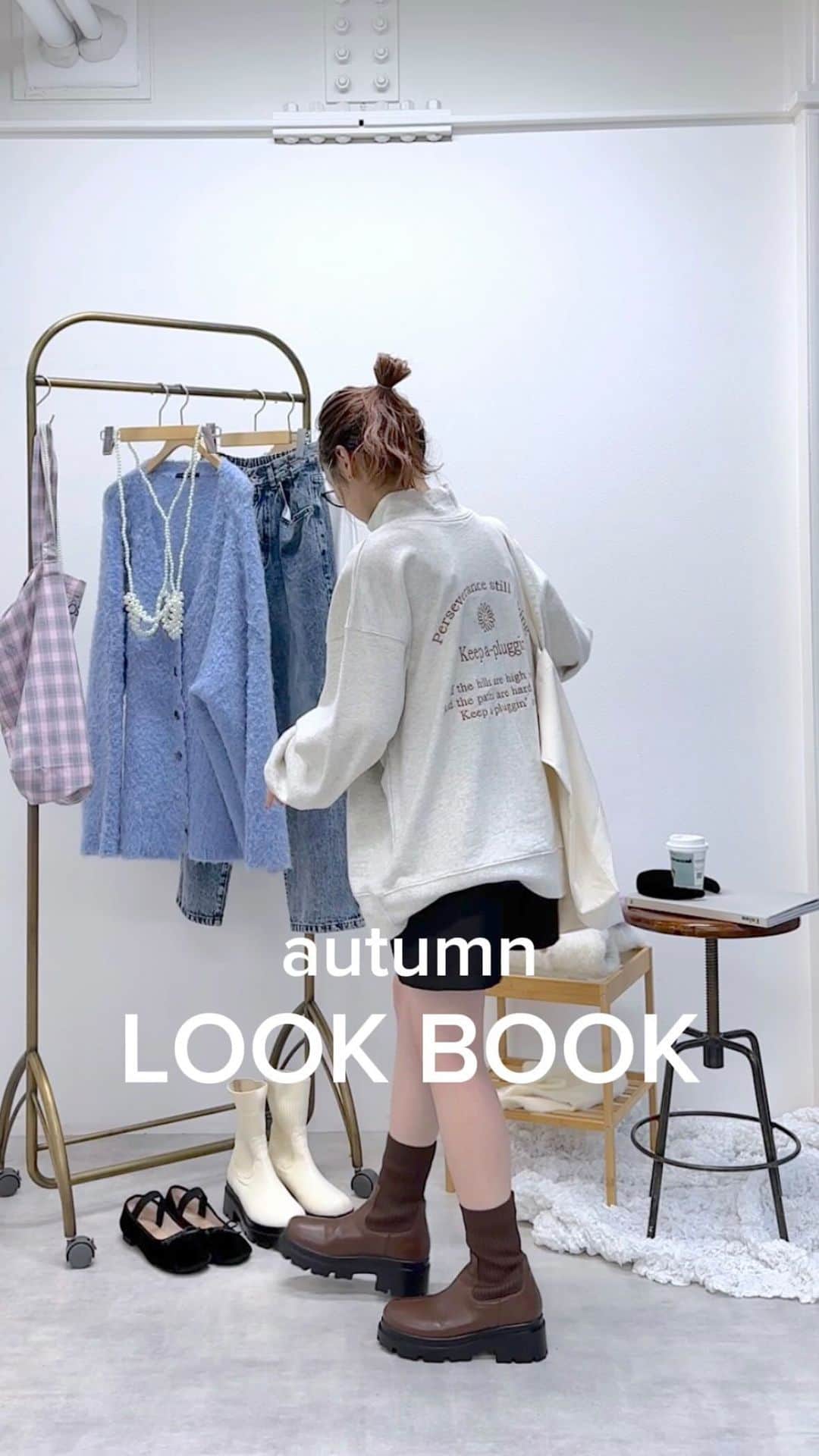 w closetのインスタグラム：「【autumn look book】  "かわいい♡と思ったらいいね" _______________  秋の新作が続々と入荷中♡  オンラインショップはプロフィールTOPのURLから ご覧いただけます → @wclosetwearsinc  _______________  #wcloset#ダブルクローゼット#wclo_snap#トレンドアイテム#カラーコーディネート#秋ファッション#秋コーディネート#コーディネート#差し色コーデ#秋コーデ#カジュアルコーデ#トレンドコーデ#大人カジュアルコーデ#20代コーデ#ジャケットコーデ#秋トレンド#着回しコーデ#ブラウンコーデ#カーディガンコーデ#カーディガン#ロングブーツ#デニムコーデ#デニム#ブルーコーデ#スウェット#スウェットコーデ#ブラウスコーデ#白ブラウス#ボウタイブラウス #秋靴」