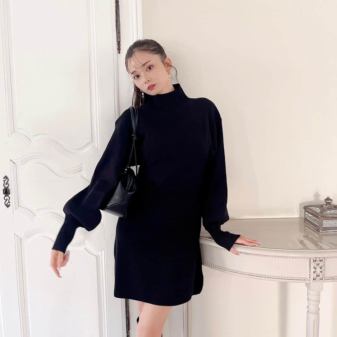 ミーアのインスタグラム：「【coming soon】  秋mood高まるニットワンピース…❤︎  シンプルだから使いやすい🍂 小物合わせできれいめにも、カジュアルにも。  .__________________________________________.  ✔︎ボリュームスリーブミニワンピース ¥5,390(tax in） WHT/CAM/BLK ▶︎9/15(Fri)発売予定  model:152cm  BLK/Fサイズ着用 .____________________________________________.  ZOZOTOWNをチェック▶︎▶︎▶︎  #miia #ミーア#きれいめコーデ #大人コーデ #秋コーデ #ニット #ニットワンピース #ミニワンピース #ボリューム袖 #ブラックコーデ #低身長コーデ #小柄コーデ #152cmコーデ #骨格ナチュラル #シンプルコーデ #ナチュラルコーデ #大人コーデ」