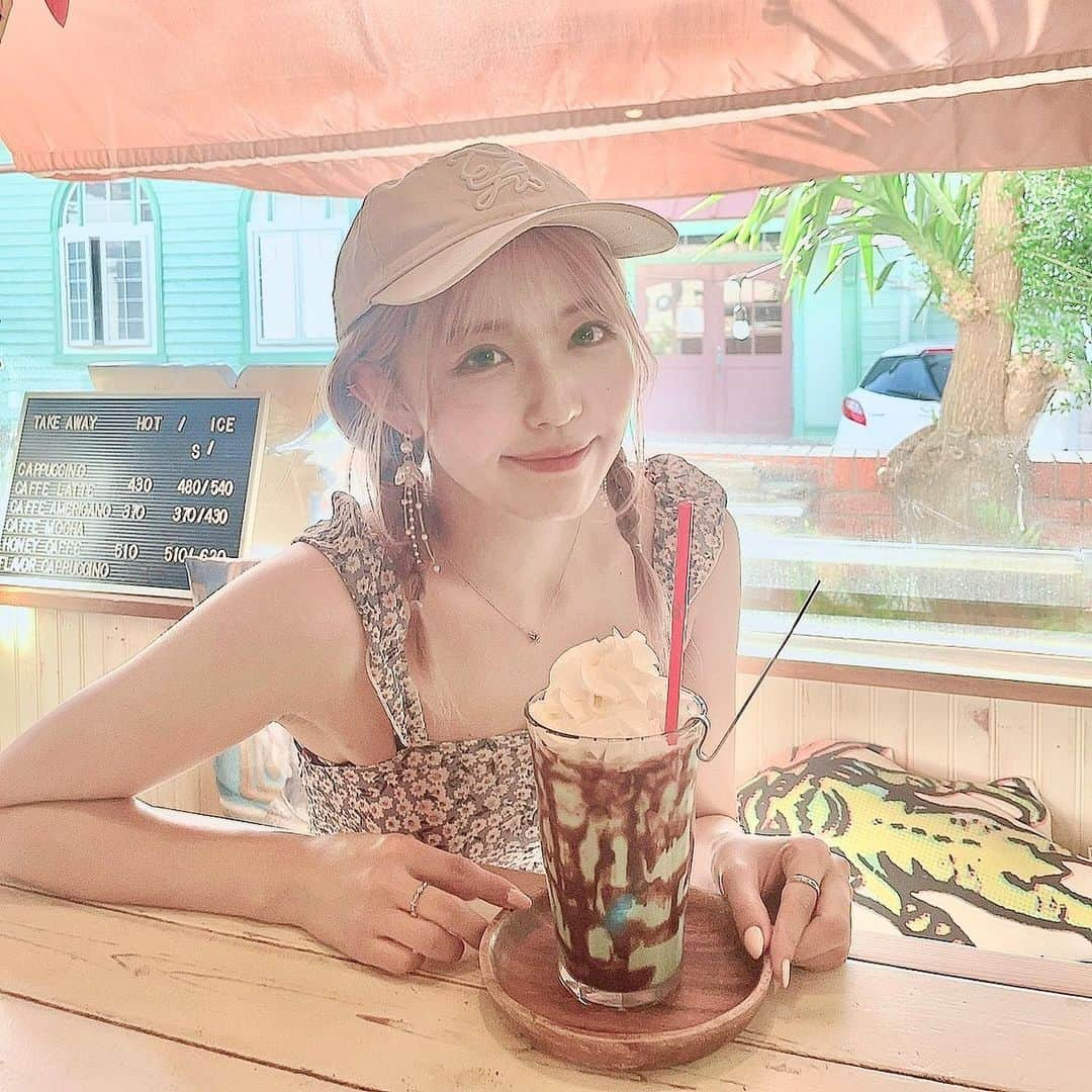 宇野みずきのインスタグラム：「. . . 9月はまだ夏なので夏しに 🏝 . 下田来ても海からのさわやかコースだからカフェ行った事なくて初めて 🍹 . いっぱい海を感じれて大満足だけど 夏が終わるのはまだ許さない 🌀 . . . #伊豆カフェ#伊豆グルメ#白浜カフェ #夏服コーデ#サロペットコーデ#水色コーデ#カジュアルファッション」