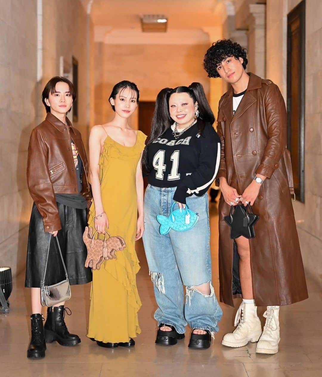 南沙良のインスタグラム：「🦖♡  #CoachSpring24 #CoachNY」