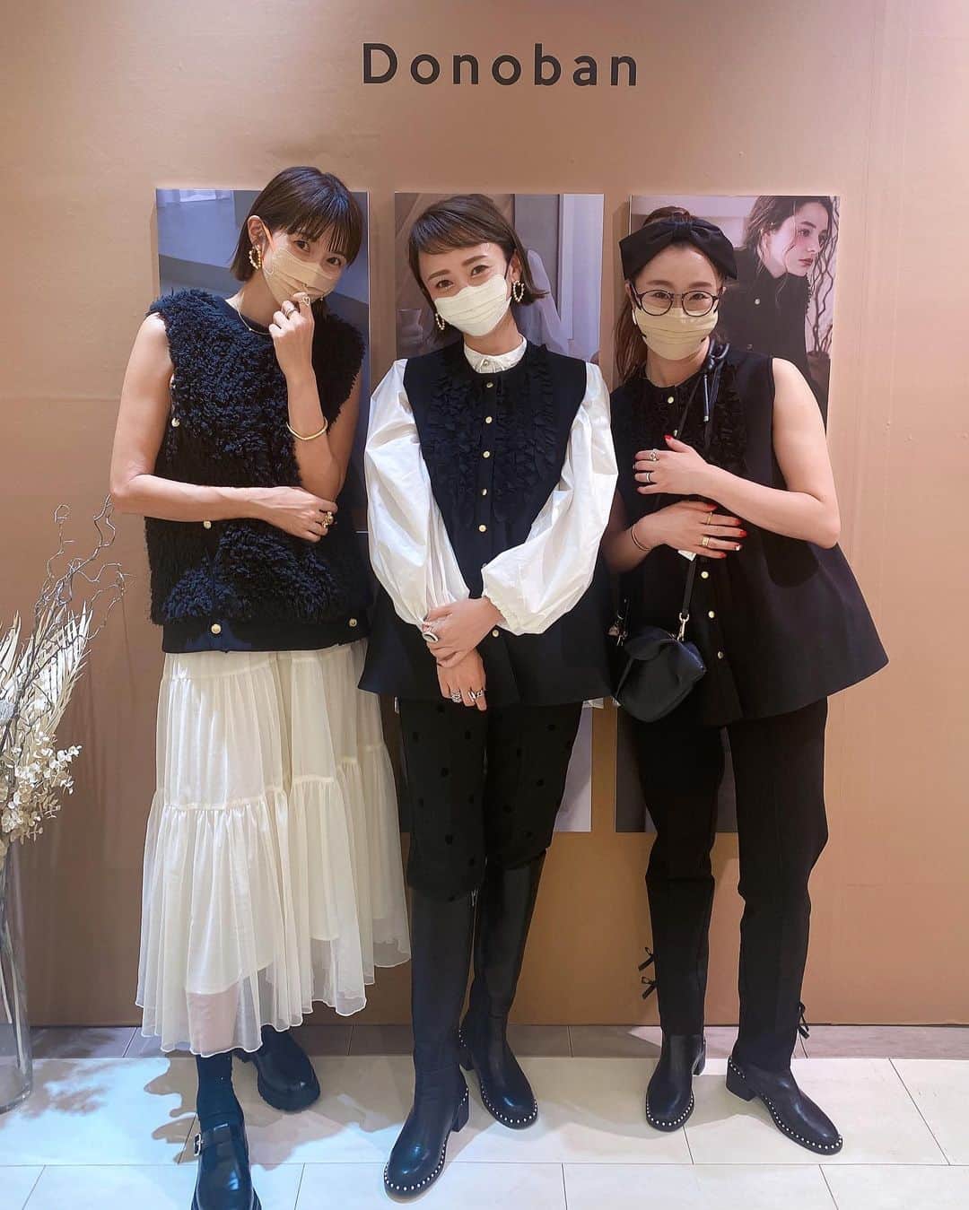松本亜希のインスタグラム：「・ 5日間に渡って開催されました @donobanweb 名古屋ポップアップが昨日無事に終了いたしました😊 私は前回に引き続き、三日間店頭に立たせていただきました。 たくさんのご来店誠にありがとうございました🥹❤️  半年前ご来店下さった方がまた来てくださることは本当に幸せ。そして、初めましてのお客様もたくさんご来店下さり、お声をかけていただき、感謝申し上げます。  私のこともドノバンのことも知らない、通りがかりに入ってきてくださった方がパールロングブーツを気に入ってくださり、普段履かないショートパンツやジレも気に入ってくださり、すごく喜んでもらえたことも幸せだったなぁ🥹🥹　 また、いつも関西でのポップアップにご来店くださる方まで会いにきてくださったりと、今回も本当に感謝の連続でした。  毎回のポップアップは、私にとってお客様と実際にお会いできるとっても大事な場所。 そして、また喜んでもらえるものを作りたい！って改めて思わせてくれて、パワーがみなぎる場所です☺️ これからも精進してまいります！！  来月10月は梅阪popupもございます💪 また改めてご案内させてください♥️  皆様、ありがとうございました。感謝🙏 _________________________________ #akiron_donoban  #donoban#ドノバン #popupshop#名古屋#nagoya #ジェイアール名古屋タカシマヤ」