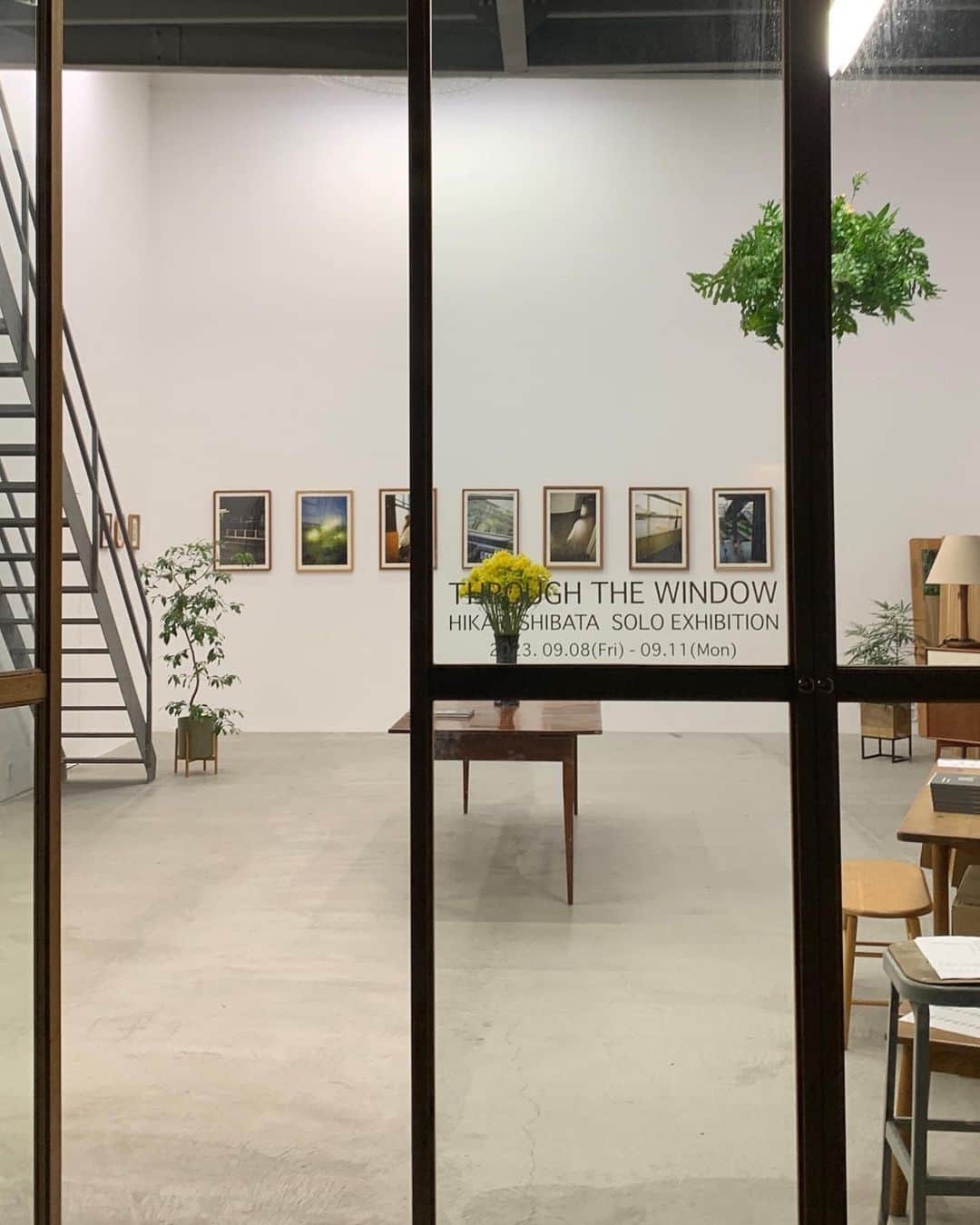 柴田ひかりのインスタグラム：「“THROUGH THE WINDOW”4日間お越しくださった皆様本当にありがとうございました🤍 私の想像をはるかに上回る程たくさんの方に来ていただき、みなさんに楽しんでいただけたかという不安もありますが、足を運んでくださったこと大変うれしく思います…！🥲 そしてこの展示に関わってくださった方皆様に感謝です。。  来月もまた別のビックイベントがある予定なので楽しみにしててください🫢笑」