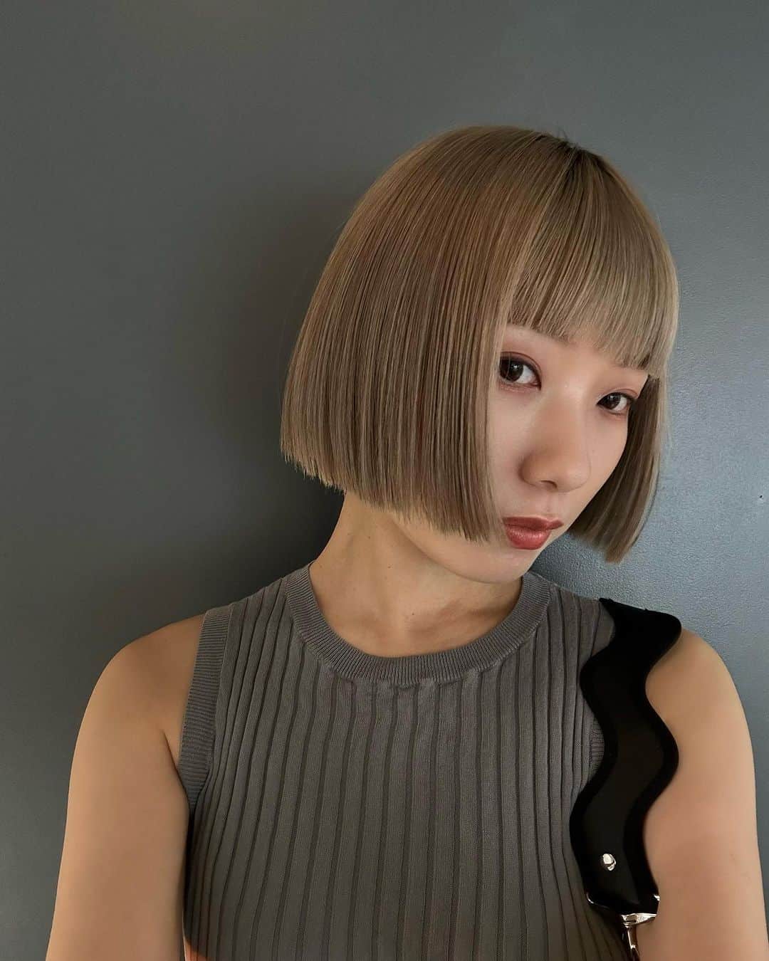 相羽瑠奈のインスタグラム：「さらに短くなった〜👩🏼✂︎ この長さ1番好きかもしれない！ カラーは前回入れたネイビーが落ちて そのままなんだけど絶妙な色で気に入っている @nenen_shimo @kst_mogmog 🙏♡  3,5,7枚目のブルゾンは @seyto_official 🌚 展示会でオーダーさせて頂きました シルエット可愛過ぎて着心地良過ぎて…！ はやく寒くなってほしいはやく着たい〜🫐 @renya_0911 くんありがとうございました！  キャップは @roneparc で作ってるものです🤫 ここ最近毎日かぶっては色んな人に褒めていただいて… にやにやしてます、嬉しいなあ  tanktop @soduk_official bag @norienomoto_official pants @mm6maisonmargiela」