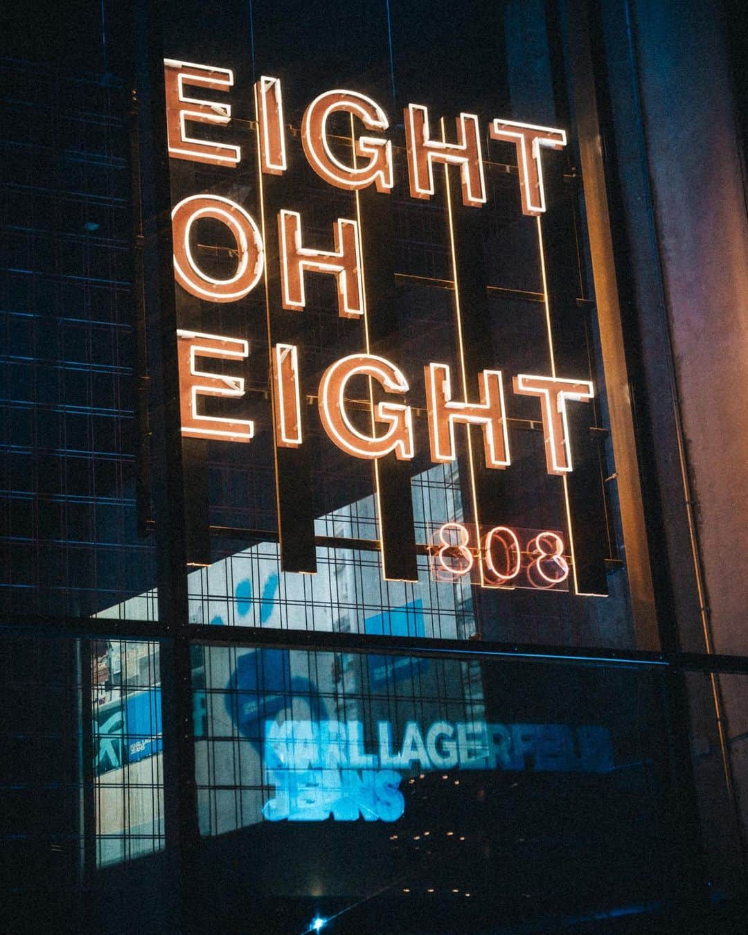 カールラガーフェルドのインスタグラム：「Nothing says #KARLLAGERFELDJEANS more than a packed dancefloor and unbeatable music. Discover photos from our recent event at @808.berlin.」