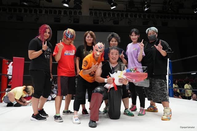 のインスタグラム：「今週の予定は！ 15日(金)〜16日(土) 大阪で初イベント＆サイン会✨ ↓ 17日(日) 広島で試合！ ↓ 18日（月・祝） AKARIと前哨戦 ↓ 23日（土・祝） 板橋でタッグ対決💥  となっております！ まずは大阪でのイベントご予約お待ちしております！ 初めてなのでドキドキ( ¨̮ )  🍑🍑🍑今後のスケジュール🍑🍑🍑  【プロレス】 PURE-J女子プロレス大会詳細 https://pure-j.jp/event_new/  【谷ももグッズ通販】 通販限定Tシャツ・クールマフラータオル・ポートレート・デジタルイラスト販売中です！ https://purej.thebase.in/  ・9月15(金)〜16日（土） 　大阪イベント❣️❣️❣️ 　▼ピコとももの大阪・生野大会決起会 　「関西人やで！！」 日時：９月１５日（金）１９時～２１時 場所：大阪市北区堂島1-3-9　日宝堂島センタービル３F「花兎」 料金：大人５５００円　※ＦＣ５００円引き 　　　１５歳以下３３００円（要大人同伴） ※フリードリンク（食事別途）、軽食＆東京土産付き 予約特典：非売品サイン入り生写真プレゼント 内容：トークショー、フリータイム、写真撮影可 参加：コマンドボリショイ、谷もも  ▼１０月１日（日）大阪・生野大会開催記念・サイン＆特典会 日時：９月１６日（土）１２時〜１３時 場所：モーニングプロダクション（大阪市浪速区難波中1-13-3 「アピス薬局難波中店 」２Ｆ） （エディオンアリーナ大阪（大阪府立体育会館）正面入口前） HP：http://mpro.cute.coocan.jp/shop/  参加：谷もも、コマンドボリショイ  ・9月17日(日)16:00   FBWファイヤープロレス 　@ミズノフットサルプラザ広島 　杏ちゃむv s谷もも  →チケット予約は、予約名・日付・座種枚数・連絡先をDM下さい。  ・9月18日（月・祝）17:00   @亀アリーナマッチ 　最前列席 4000円 　 2階席 4000円  　指定席 3500円 　亀アリーナ紹介動画🐢 　https://youtu.be/ap0KoshZ8Hw 　１、シングルマッチ  ２０分１本勝負 谷もも  ｖｓ  AKARI  ・9月23日（土・祝）13:00 　@板橋グリーンホール 　▼ライディーン鋼&谷もも vs AKARI &久令愛   最前列席 5500円   指定席A 4400円   指定席B 3300円  ・9月24日(日)14:00 　第5回御成座映画館プロレス『雲外蒼天』 　ロイヤルシート8500円 　スーパーシート8000円 　リングサイド  7000円 　自由席  5000円 　最後列シート  4000円 　谷ももv s櫻井裕子 　→チケット予約は、予約名・日付・座種枚数・連絡先をDM下さい。  ・10月1日（日）13:00   大阪・生野区民センター  ・10月9日（月・祝）  13:00〜  17:00〜  昼夜開催☀️⭐️ 　　@BASEMENT MONSTAR 王子 　　最前列席 5500円   指定席 4400円　  ※入場時、別途ワンドリンク代500円が必要となります。  ・10月14(土)〜15日(日)観覧無料❗️ 　宇宙パークプロレス  　@パークプレイス大分   1部13:00〜  　2部16:30〜 　https://shop.parkplace-oita.com/event/index/2694  ・10月16日(月)19:00    音楽丼🎶 　@八王子アコースティックライブ　びー玉   ＨＰ：http://harry-zone-24.wixsite.com/biidama   料金：２０００円（別途ドリンクオーダー） 　→谷ももまでご連絡下さい  【舞台】 ●11月1日（水）～5日（日） 　劇団 FREE SIZE 特別公演 『shuffle! 10』 　＠新宿 サンモール  ・11月23日（木・祝）18:00 　@板橋グリーンホール  ・12月17日(日)11:30   @後楽園ホール  【プロレスご予約】  https://pure-j.jp/ticket-reservation/  ※メッセージ欄に「取置選手:谷もも」と必ずご記入下さい。 会場でご購入の場合、当日券でお越し下さる場合も「谷もも」扱いでご予約頂けると喜びます！ ※又はSNSのダイレクトメールに直接ご連絡下さい💌 ※予約特典は売店で本人に予約名をお伝え下さい！」