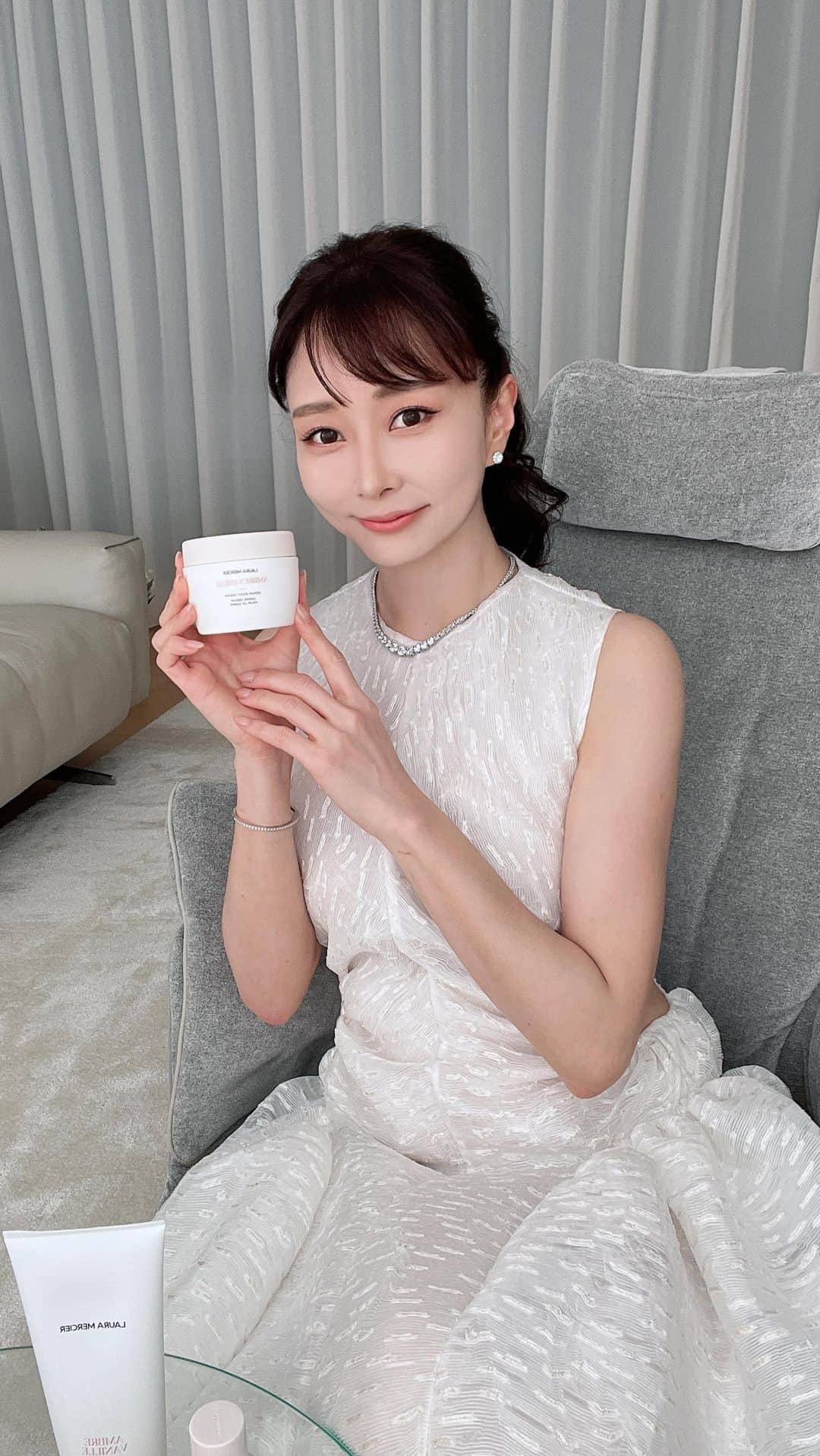 石井美保のインスタグラム：「ローラ メルシエ @journaldelm から新しく発売した 「バス & ボディ コレクション」をご紹介しました。 途中アンバーバニラをアーモンドバニラと言い間違いしている箇所が何度かあり、紛らわしくしてしまって申し訳ありません。 アーモンドココナッツ•アンバーバニラ•ネロリです。  アーカイブは9/17（日）までご視聴いただけます。   発売を記念して、プレゼントキャンペーンを実施中です。 気になる方はローラ メルシエのショップやオンラインストアをチェックしてみてくださいね。   ボディケアのTIPSもブランドのアカウントでご紹介しています。 @journaldelm    #ローラメルシエ #シン人類モテ #AD #PR」