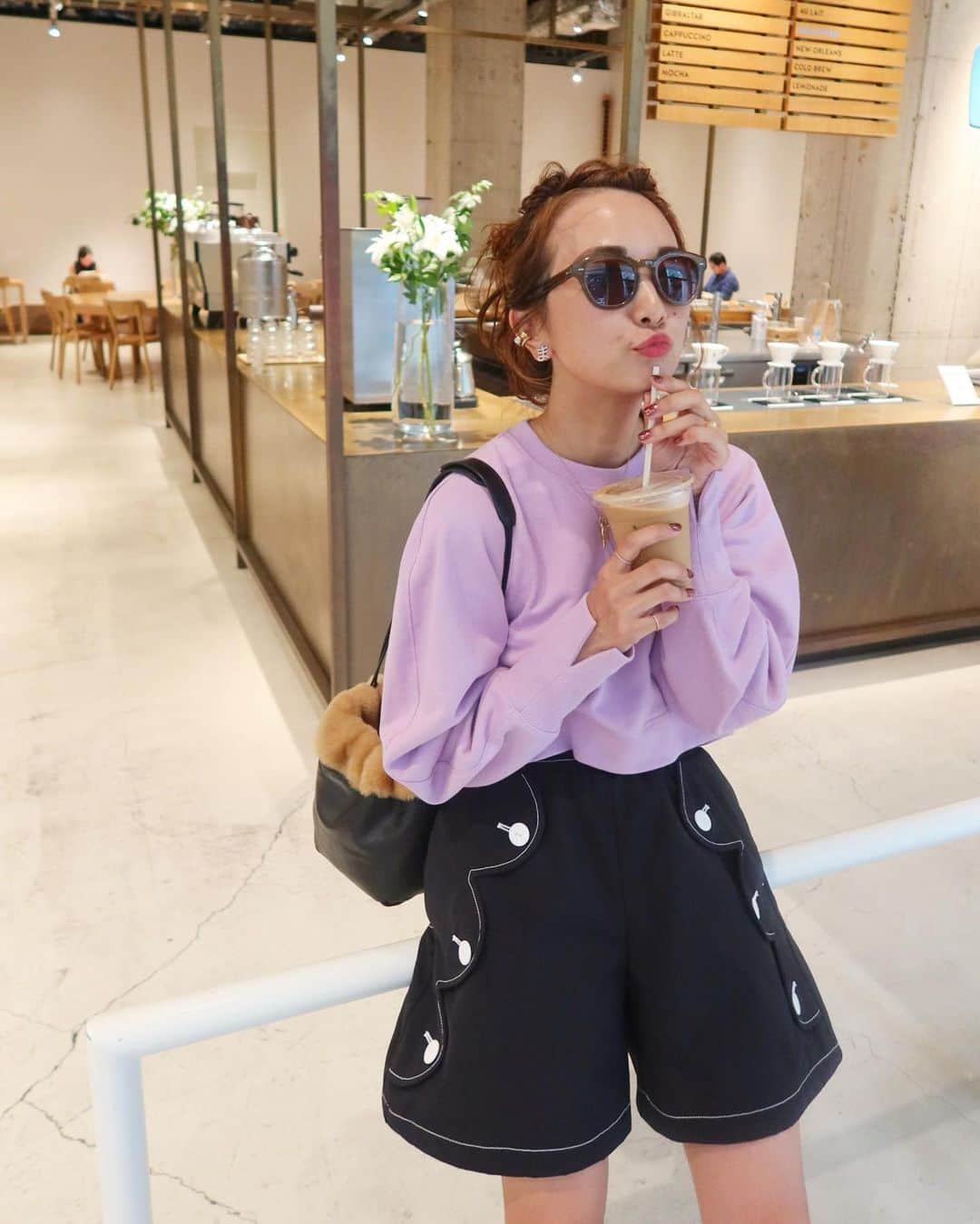 Mai Wakimizuのインスタグラム：「以前ワンピースで発売したスカラップシリーズ。今回新しくショーパンも作りました＼(^o^)／これがもうめちゃくちゃ可愛い仕上がりになったのでリンカブルコレクションに是非追加して欲しいな♡黒に、白のステッチとボタンがポイントになって、タイツを履くともっと存在感出る！程良いハリと、見た目以上にしっかりした生地のおかげで真冬まで着れます♡ そして合わせたスウェットは私が全色狙ってるやつ。笑 短めの丈感やお袖のVカットが拘りの一つ♡しかもスウェットでラベンダーとか可愛すぎ！デニムにも合う色です♡ tops&pants:#linkable @linkable_official(今週14日発売予定)」