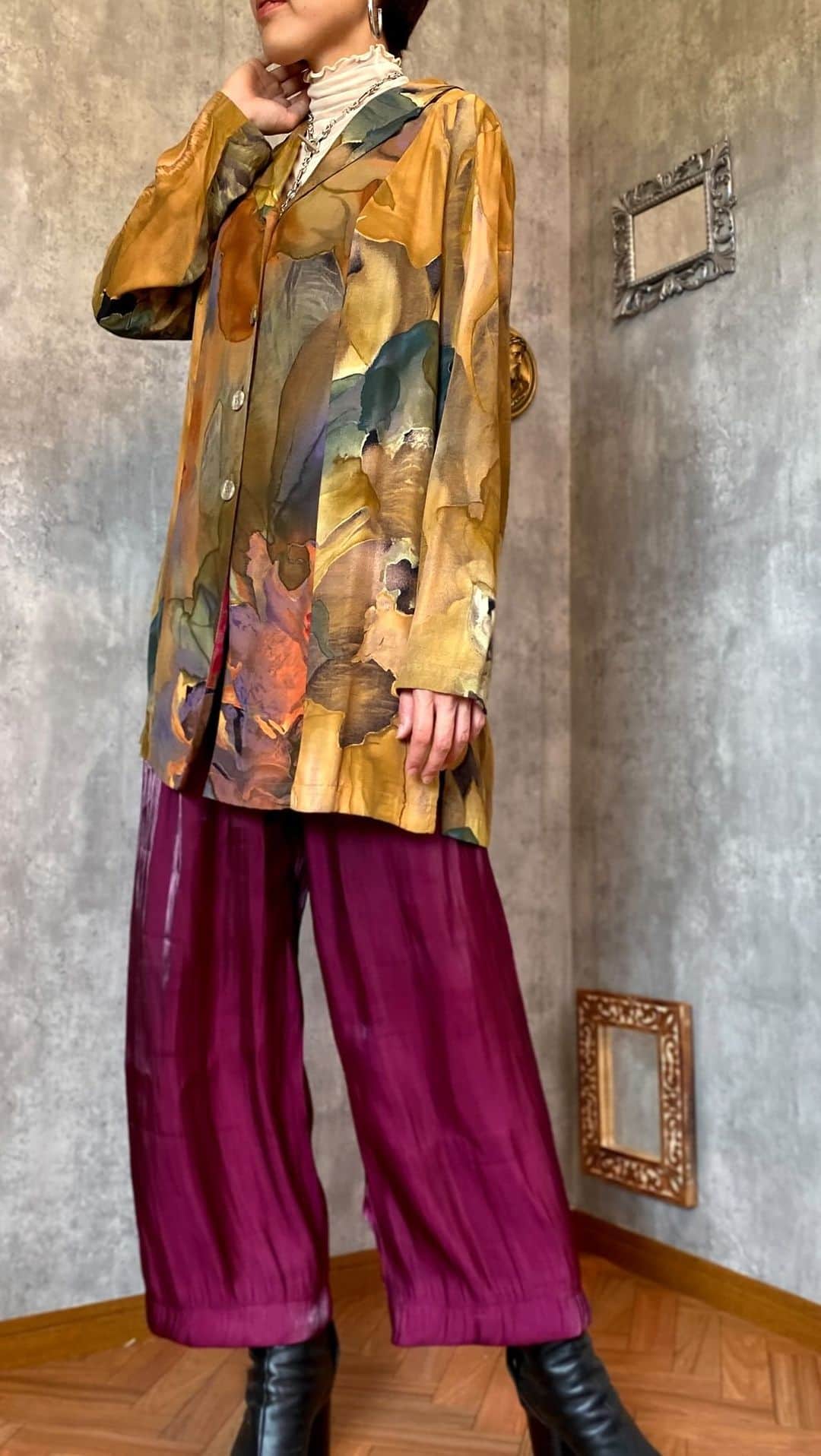 Chief used&vintageのインスタグラム：「☯️ONLINE STORE UPDATE -Haori-  9/17,18のポップアップ出店も日が迫っておりますが 遠方の方や来られない方もいらっしゃると思いますので 今週もオンラインストアを更新いたしました。 夜風が涼しくなり、秋物欲も高まりますね！  本日のオンラインストア入荷はハオリもの。 ジャケットよりは重くなく、 今すぐさらりと羽織れる ライトな質感のお品をご用意しました。 秋服をお探しの方は ぜひオンラインストアを覗いてみてください。  ※9/17,18のイベント出店には9/16 24:00の時点で在庫がある物に関してはお持ちしますが、全て一点ものにつきそれまでに販売済みとなった際はご容赦ください。 9/17-18はオンラインストアは一時クローズいたします。  #ヴィンテージ #ヴィンテージファッション #秋コーデ #レディース古着 #art」