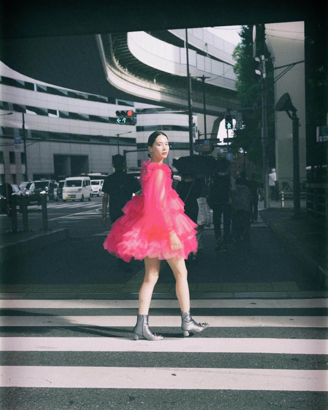 マリークレアのインスタグラム：「* 何枚目が好き？💓💓💓  Photo @yuki_hatakeyama_  Dress @vivianostudio」