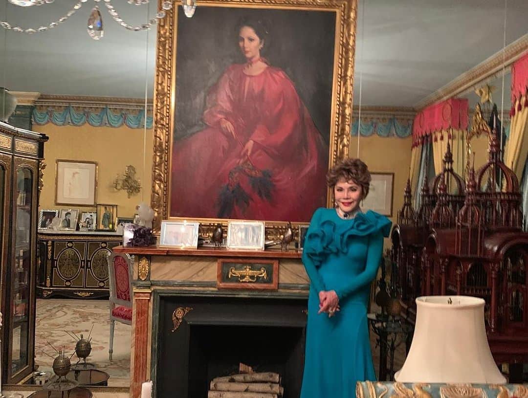 デヴィ・スカルノさんのインスタグラム写真 - (デヴィ・スカルノInstagram)「本日は 私のNYの自宅を ご紹介いたします。 このお家は 私のこだわりが 詰まった、 宝物のような場所。ぜひご覧くださいませ♪ こちらはリビング・ルームです。 私のファンの方なら、ご存知かしら  赤いドレスに 身を包んだ、私の肖像画です  とても気に入っているので、一番目立つ所に  飾っております  赤いソファーが 活きるように、 他のインテリアは 淡い色に 纏めました。 沢山のお客様を お迎えする際は、1番広い こちらのお部屋に お招きします。 NYイブラ・リハーサルの 際の 記念写真です  左より、宮崎航大さん、渡邉伶音さん、杉尾真吾さん、 私、岩松知宏さん、クリストファー・クーレイさん。 お気に入りの ソファーにて  ”白黒の毛玉 " は ぬいぐるみ です、本物のワンちゃん・ 猫ちゃんみたいで 可愛いでしょう  こちらも 同じく、リビング・ルームです。 白と水色を 基調に 整えている エリア。 ゆったりと 落ち着きたい時に 使います  お花は 欠かさず 飾るようにしております  友人を お迎えして  こちらは ブレック・ファスト・ルーム  文字通り、朝食専用の お部屋です  日本では 珍しいですが、欧米では よく見る 光景です。日差しや 風を 感じられる、 気持ちの良い所に 作られます  嬉しいことに、先日来日された、 Princeｄ’Arenberg より、 NY宅に まで お花を頂いたので、早速 飾りました  こちらは 寝室  私の大好きな、淡いブルーで 統一  1日 動き回った疲れを 癒やしています  今回は このくらいで」9月11日 21時17分 - dewisukarnoofficial
