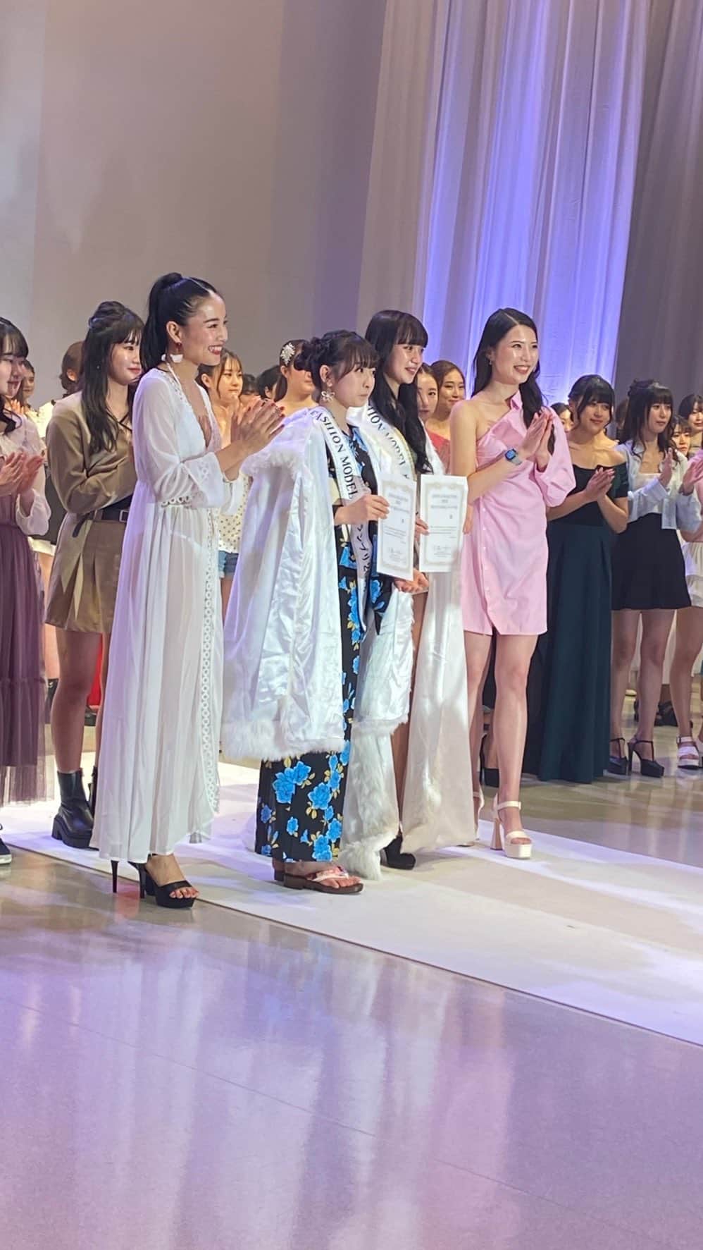 屬美於のインスタグラム：「ジャパンコレクションが終わりました。  出場を決めてから早三カ月。  毎日毎日ウォーキングレッスンをボディメイクを尻トレをみてくれたマネージャーと、そばで毎日支えてくれた旦那さんには感謝で胸がいっぱいです。  努力すること練習することは当たり前だと思っていました。  1人ではとても無力で、何も始まりませんでした。  この賞は本当にマネージャーや旦那さんのサポートと、衣装選びを手伝ってくれた叔母、駆けつけつくれた家族、たくさんの皆さんから頂いたエールと、みんなでやった尻トレクラスとみんなでやった美しくなるヨガクラスから頂けたものです。  ひとクラスひとクラス、一練習一練習が今日の私を作っていきました。  ランウェイを歩く時、私は私の姿をみて少しでもたくさんの方に一人一人違う自分自信の美しさに気づき、愛でて、楽しみ、祝福して、より生きやすくなる世界がきてほしいと願いながら歩きました。  そして私自信自分もさらに好きになれましたし、明日からの大好きな仕事につながる大きな学びになりました。  舞台裏では素晴らしい出会いがあり、メイクをさせて頂いたり（本業笑）みんなで助け合ったり、みんなで良いショーにしようと頑張れたショーでした。  こんな思い出が出来た私は本当に幸せです。 みなさん本当にありがとうございました。  #mioyogastyle #yoga  #ジャパンコレクション  #ありがとうございました」