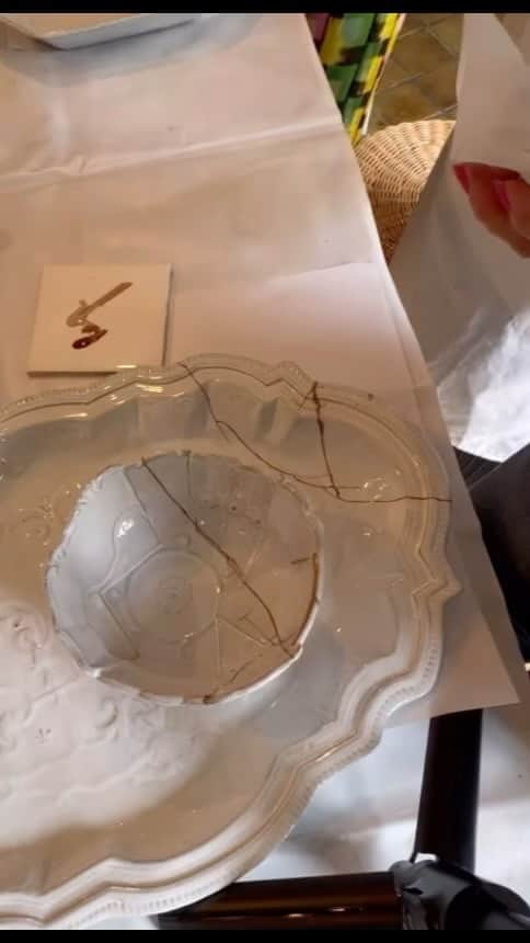 のインスタグラム：「金継ぎ Kintsugi  生漆+色漆(白)  ガラス漆→1度目の生漆→2度目の生漆+色漆。 あと2・3回で完成かな。 (5倍速に編集してます)」